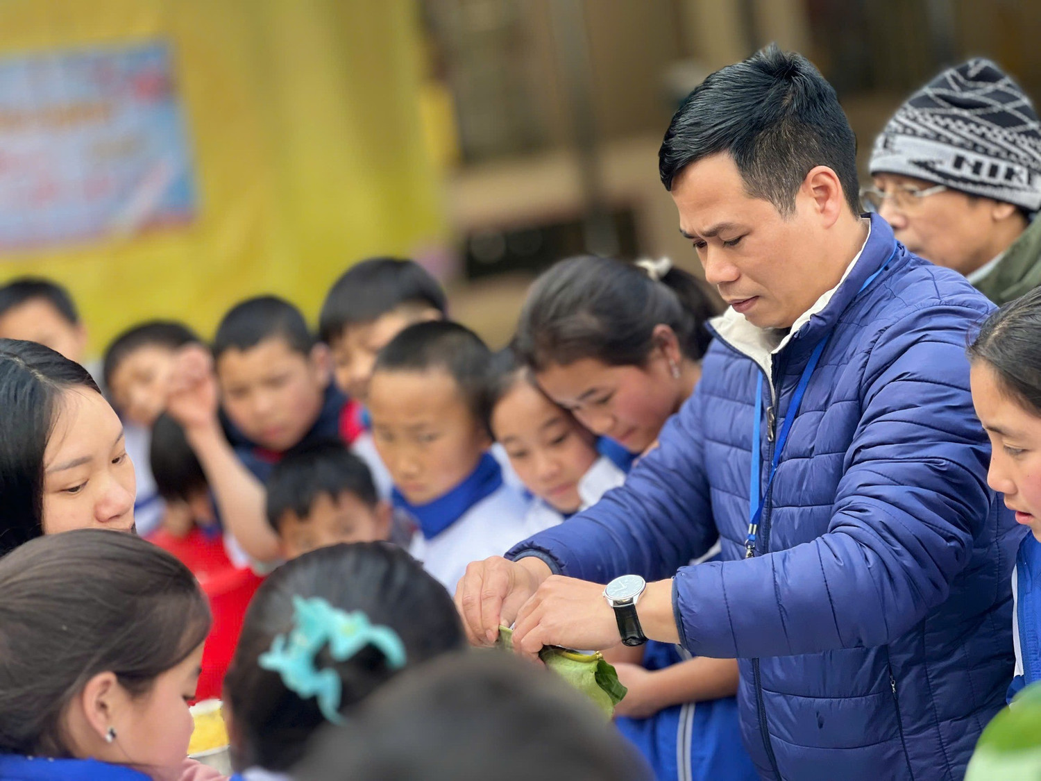 Thầy Phạm Quang Khải - Hiệu trưởng Trường PTDTBT TH & THCS Tả Sử Choóng cùng các học sinh gói bánh chưng. Ảnh: NVCC 480307610-1159218685747718-774276900107693321-n.jpg