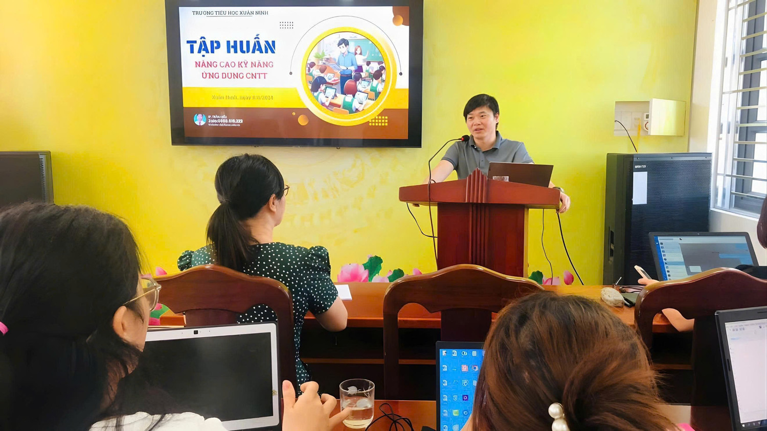 Ông Trần Văn Hiếu - Phó Hiệu trưởng Trường Tiểu học Xuân Trường (Xuân Trường, Ninh Bình). Ảnh: NVCC toa-sang-gia-tri-nghe-giao-3.jpg