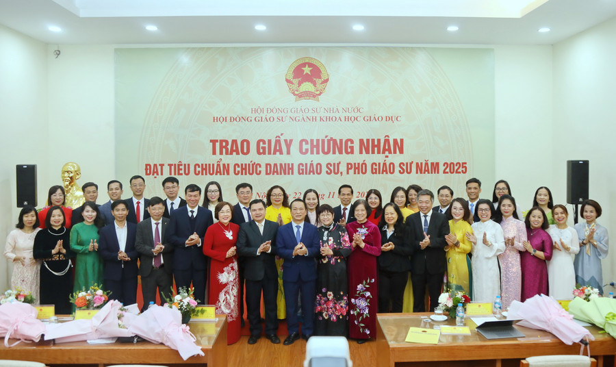 Hội đồng Giáo sư ngành Khoa học Giáo dục trao giấy chứng nhận cho các ứng viên đạt tiêu chuẩn GS, PGS năm 2025.