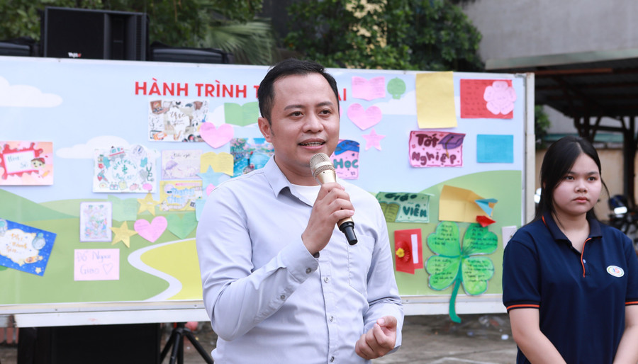 Bỏ hình thức đuổi học: Vì sự phát triển của người học 1 ThS Lê Trung Kiên trong một hoạt động tư vấn tâm lý - hướng nghiệp cho học sinh Trường THPT Chất lượng cao Lê Lợi, Hà Đông (Hà Nội). Ảnh: Đình Tuệ