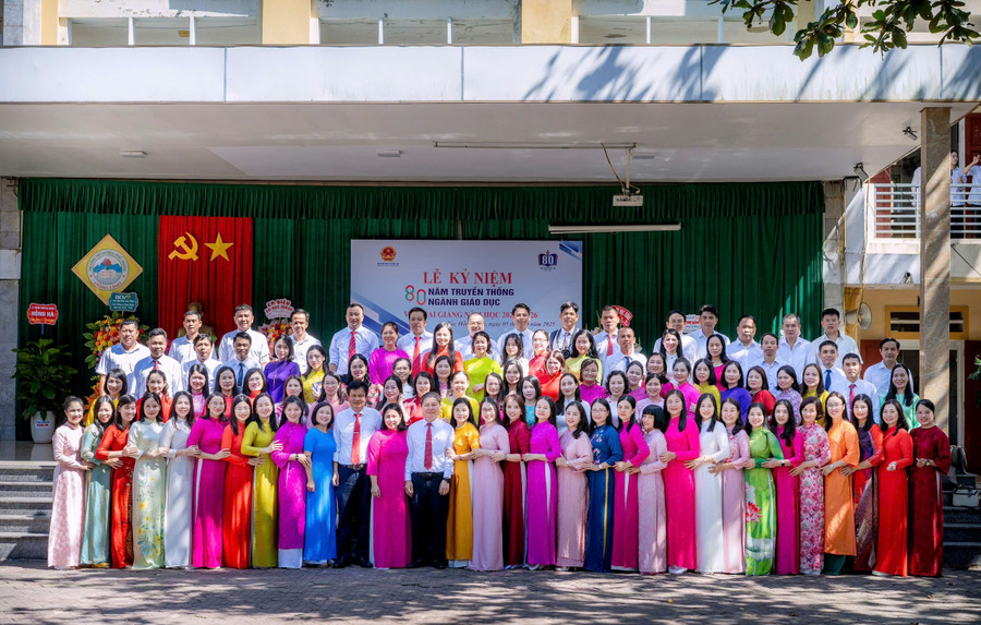 Tập thể cán bộ, giáo viên Trường THPT Hồng Lĩnh năm học 2025-2026.