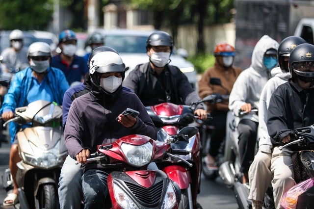 Thói quen dùng điện thoại khi lái xe gây nguy hiểm cho người tham gia giao thông . ( Ảnh minh họa )