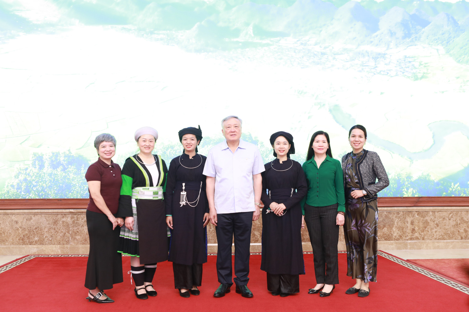 Phó Thủ tướng Thường trực Nguyễn Hòa Bình chụp ảnh lưu niệm cùng các thành viên trong đoàn sau buổi gặp mặt. 7.jpg