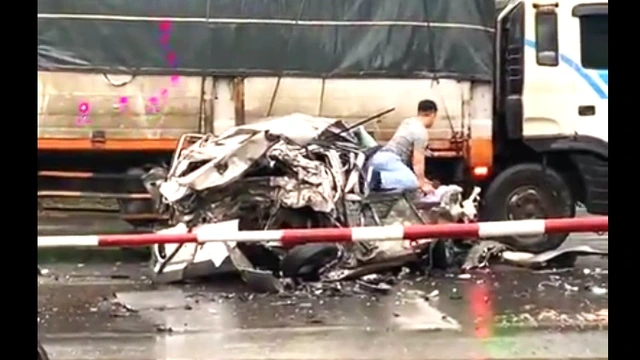 Tài xế an toàn chui ra khỏi xe ô tô bị “vò nát” sau va chạm 1 Anh D. không bị thương, bình tĩnh chui ra khỏi chiếc xe đã bị "vò nát" ẢNH: CẮT TỪ CLIP