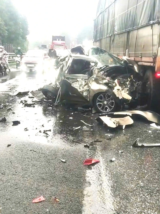 Tài xế an toàn chui ra khỏi xe ô tô bị “vò nát” sau va chạm 2 Chiếc xe ô tô của anh D. bị "vò nát"