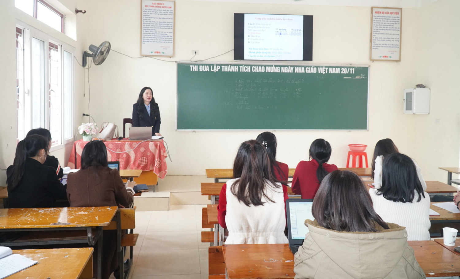 Sở GD&ĐT Nghệ An tập huấn ra đề thi thử tốt nghiệp THPT cho giáo viên trung tâm GDNN-GDTX trên địa bàn. Ảnh: Hồ Lài quy-dinh-che-do-lam-viec-doi-voi-giao-vien-co-so-gdtx-4.jpg