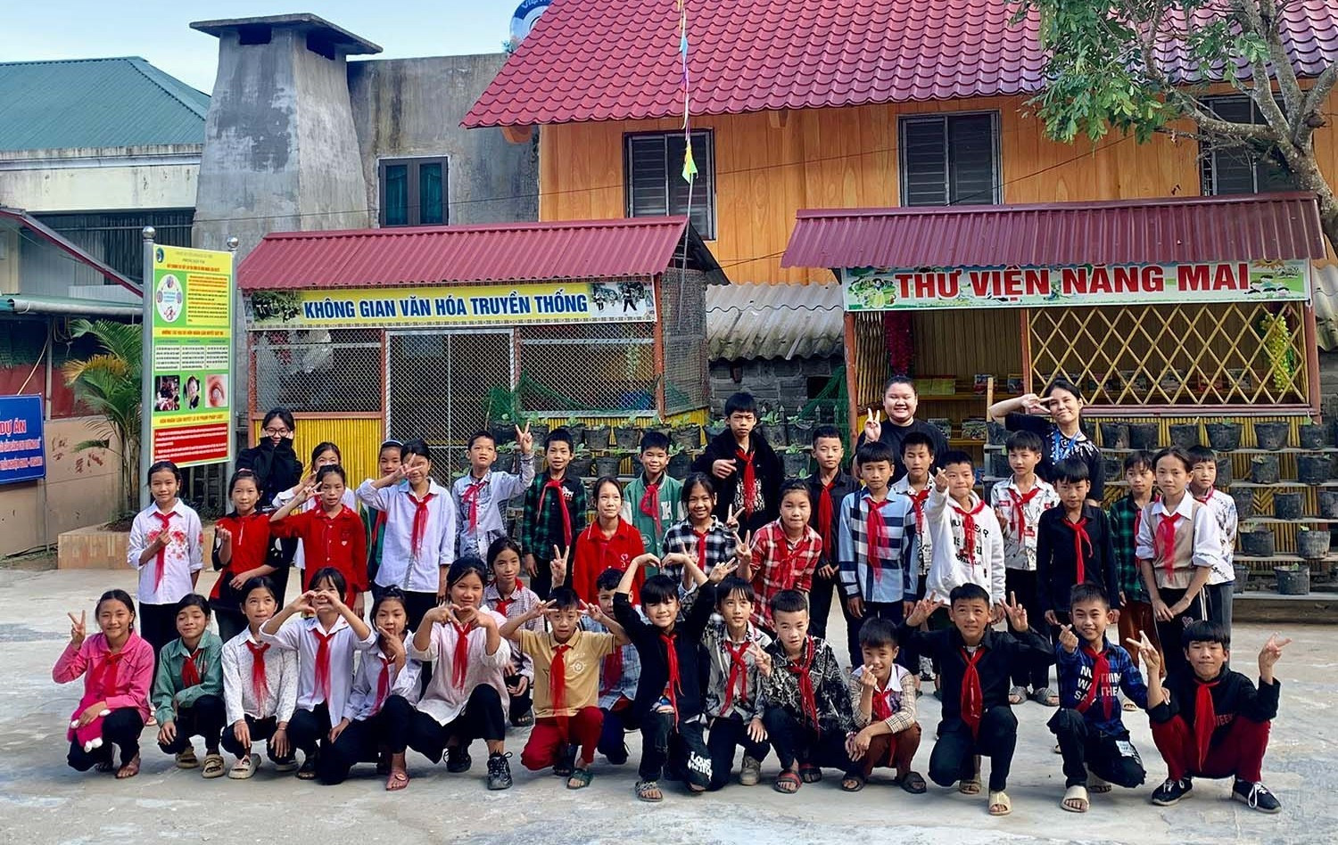 Các em học sinh chụp ảnh tại thư viện và không gian văn hóa của trường. Ảnh: BCVN 482216997-1071508401687917-7358486950843085735-n-1.jpg