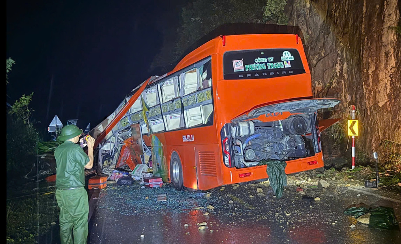 Xe khách bị đất đá vùi trên đèo Khánh Lê lúc nửa đêm: 6 người tử vong, hàng chục nạn nhân mắc kẹt 1 image 4