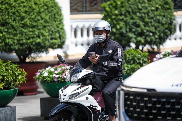 Luật Trật tự, an toàn giao thông đường bộ nghiêm cấm hành vi dùng tay cầm và sử dụng điện thoại khi điều khiển phương tiện tham gia giao thông đang di chuyển trên đường bộ . ( Ảnh minh họa )