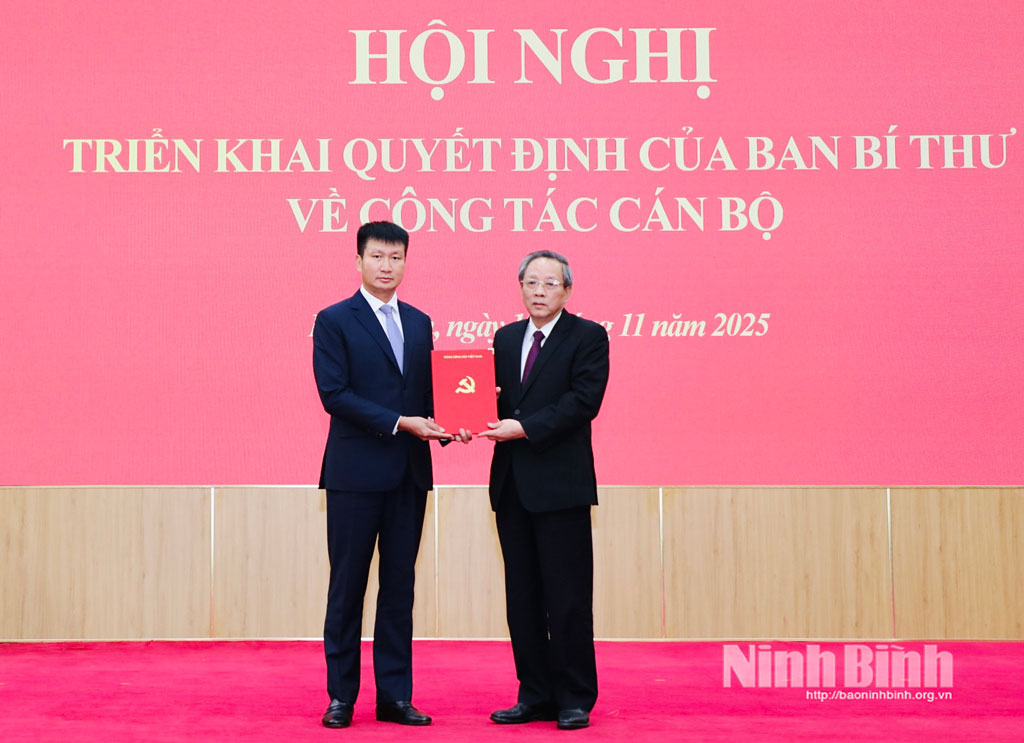 Đồng chí Hoàng Đăng Quang, Ủy viên Trung ương Đảng, Phó Trưởng Ban Thường trực Ban Tổ chức Trung ương trao Quyết định cho đồng chí Trần Huy Tuấn, Phó Bí thư Tỉnh ủy Ninh Bình. Ảnh Báo Ninh Bình