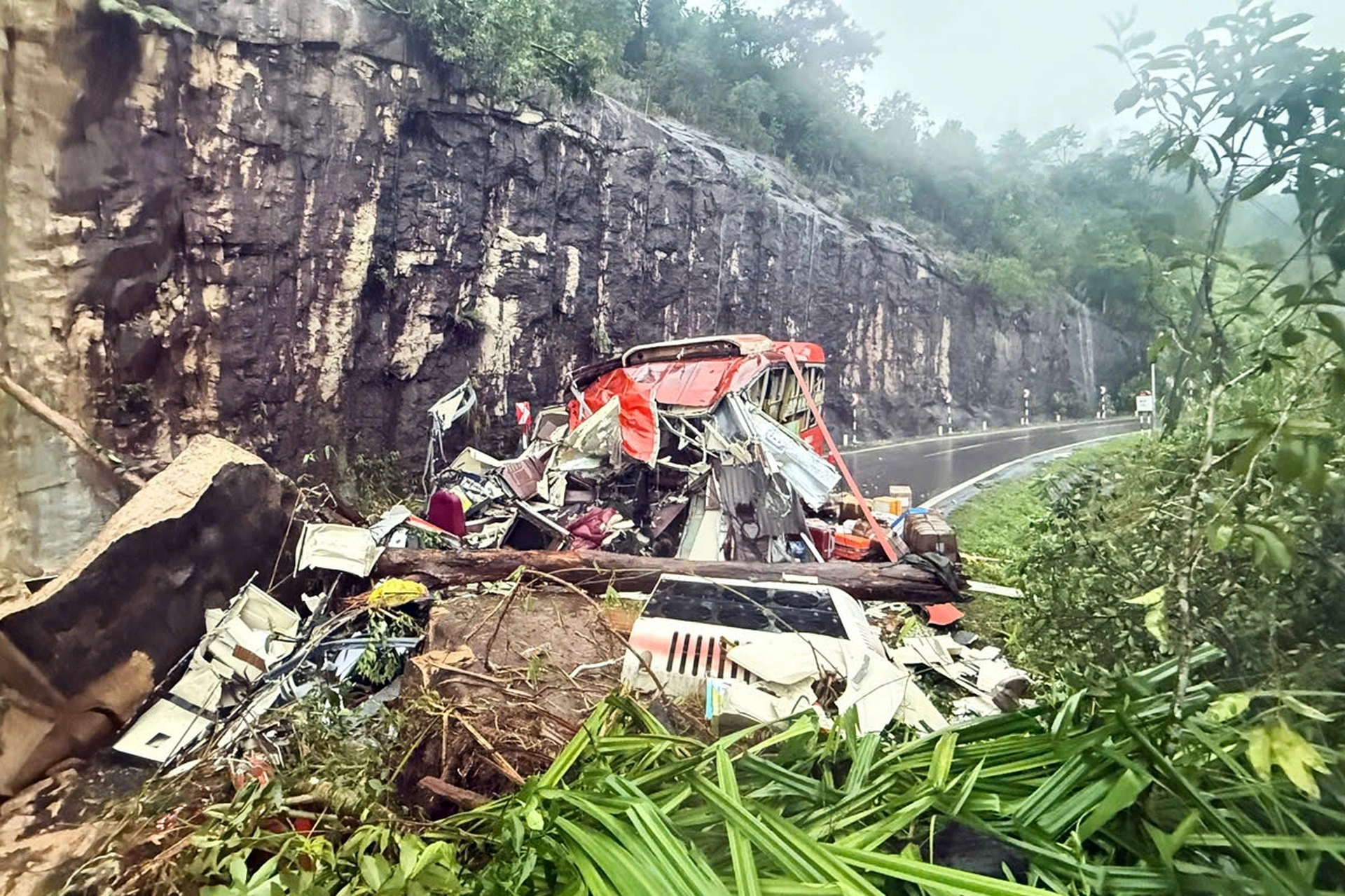 Xe khách bị đất đá vùi trên đèo Khánh Lê lúc nửa đêm: 6 người tử vong, hàng chục nạn nhân mắc kẹt 2 sat lo khanh hoaminh hang 5jpg 1763341027854