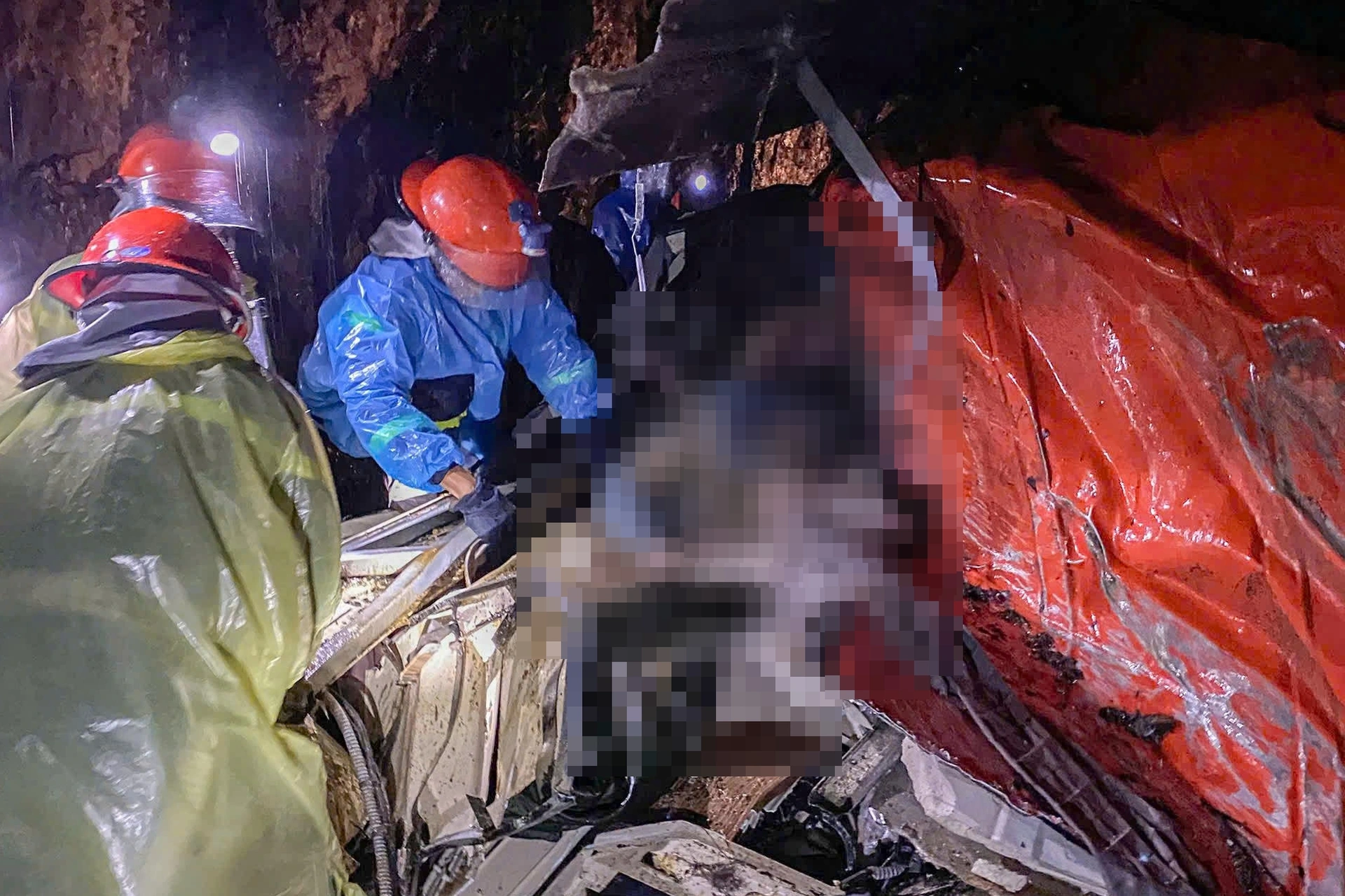 Xe khách bị đất đá vùi trên đèo Khánh Lê lúc nửa đêm: 6 người tử vong, hàng chục nạn nhân mắc kẹt 3 sat lo khanh hoaminh hang 7jpg 1763341027977