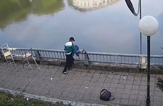 Hình ảnh nam sinh đánh bạn rồi bế, hất bạn của mình xuống hồ nước ở phường Yên Bái. Ảnh: Cắt từ clip.