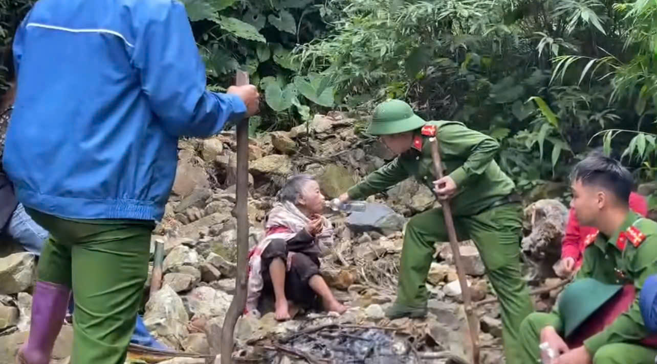 Phép màu giữa núi rừng Phong Dụ Hạ: Tìm thấy cụ bà 86 tuổi sau 3 ngày đi lạc 3 z7195696847286 c838d016cf6ec5e1c08bf219ae3520c1
