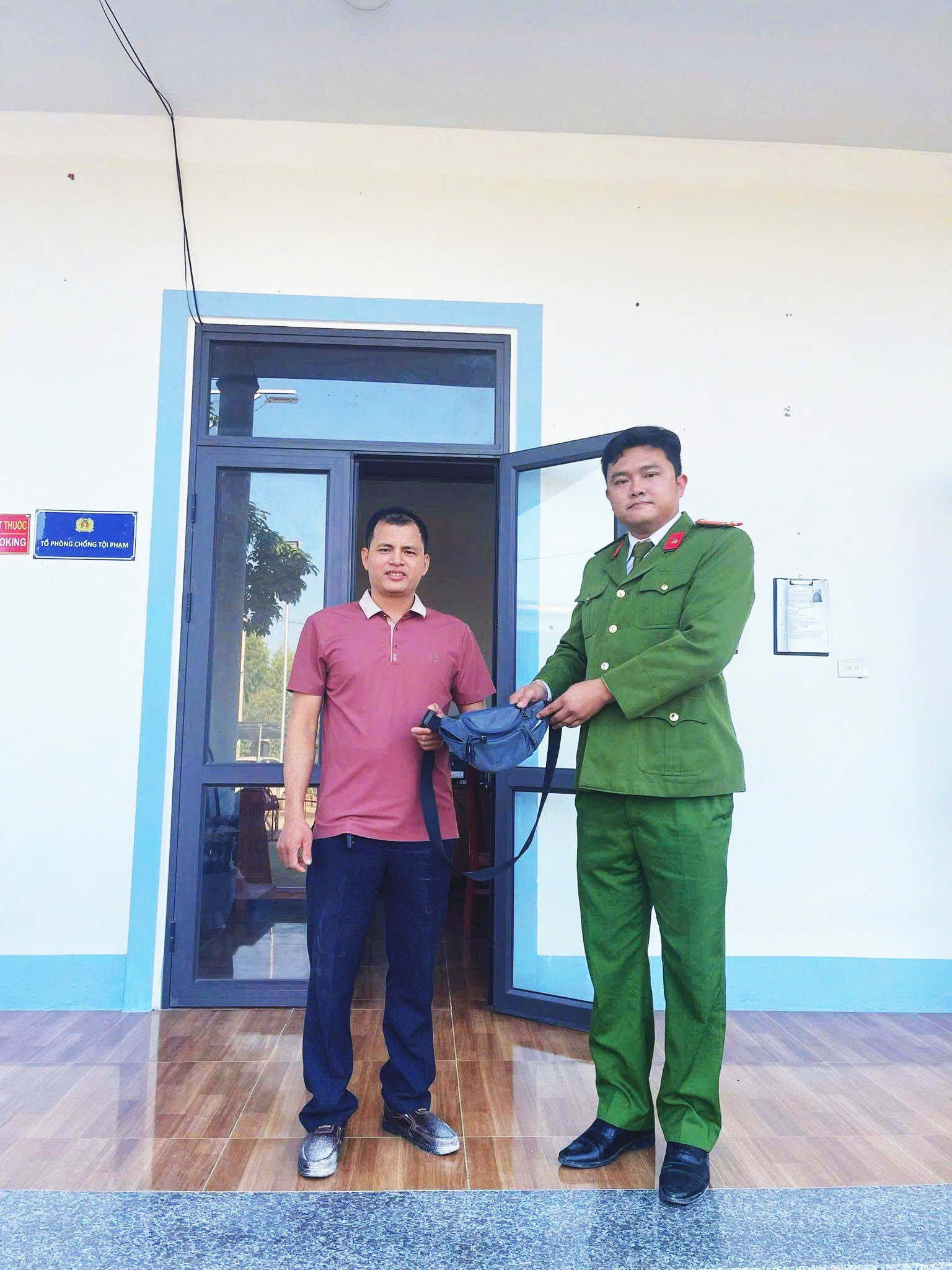 Công an xã Yên Thành trao trả tài sản cho du khách Israel: Hành động đẹp lan tỏa niềm tin giữa đời sống 1 z7223526385228 170298c51768131c4de6c219142a1646