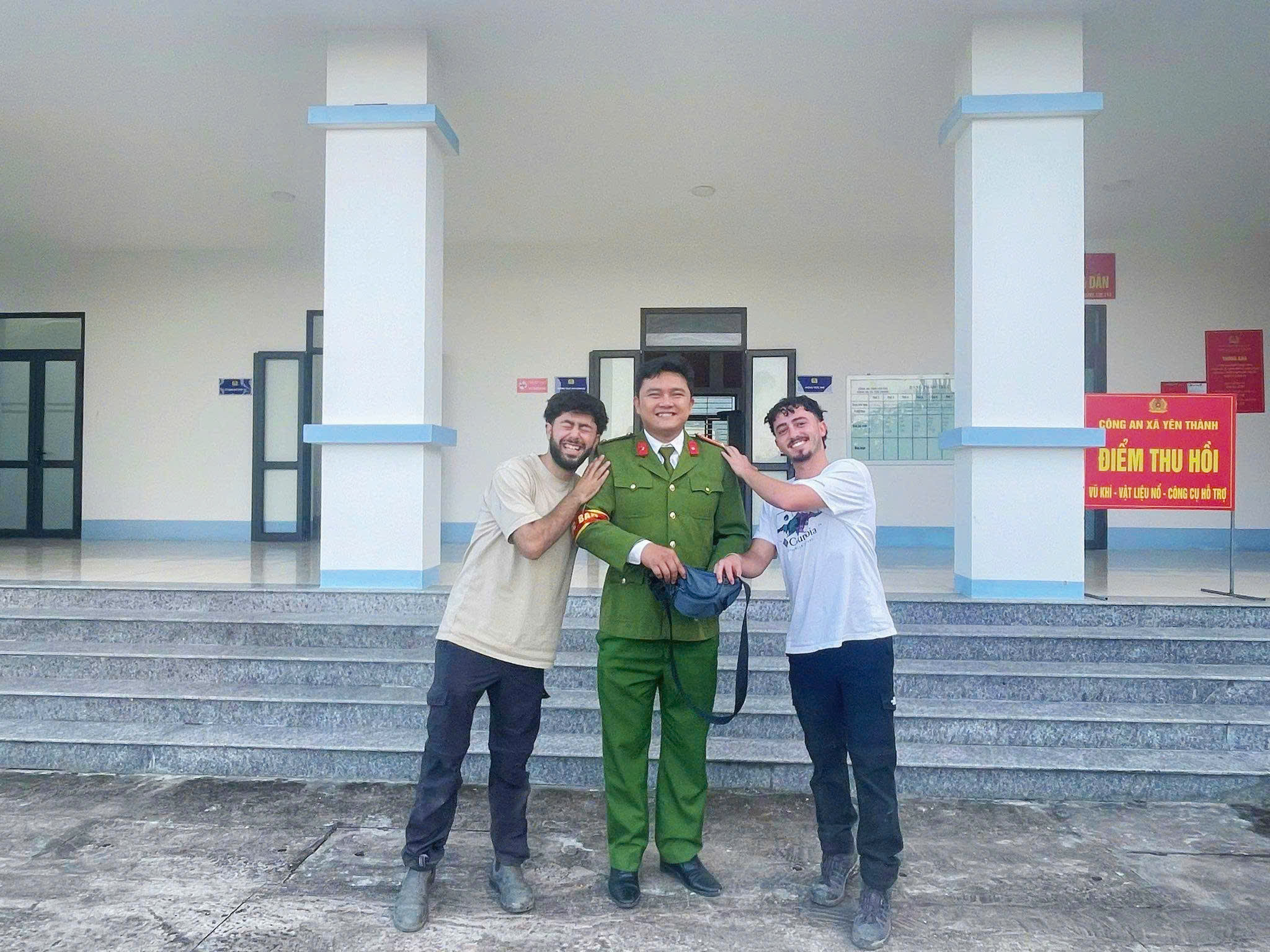 Công an xã Yên Thành trao trả tài sản cho du khách Israel: Hành động đẹp lan tỏa niềm tin giữa đời sống 2 z7223526396956 56d40e42106542f8cacea04c0f3ec972