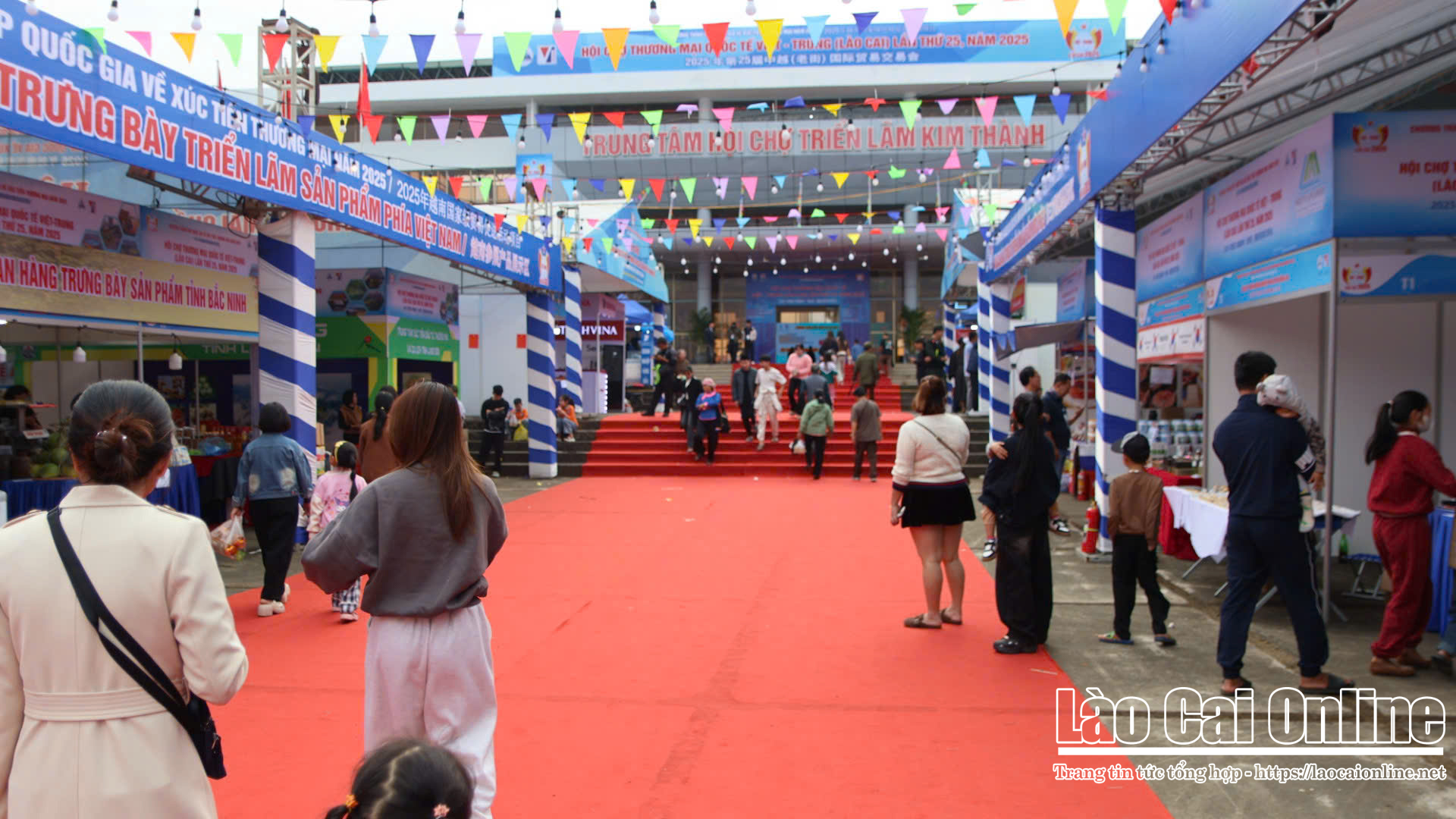 Có gì tại Hội chợ Thương mại Quốc tế Việt – Trung? 5 Các gian hàng được bố trí hợp lý theo từng khu vực, giúp du khách dễ dàng tìm kiếm và ghé thăm. Ảnh Du Kỷ