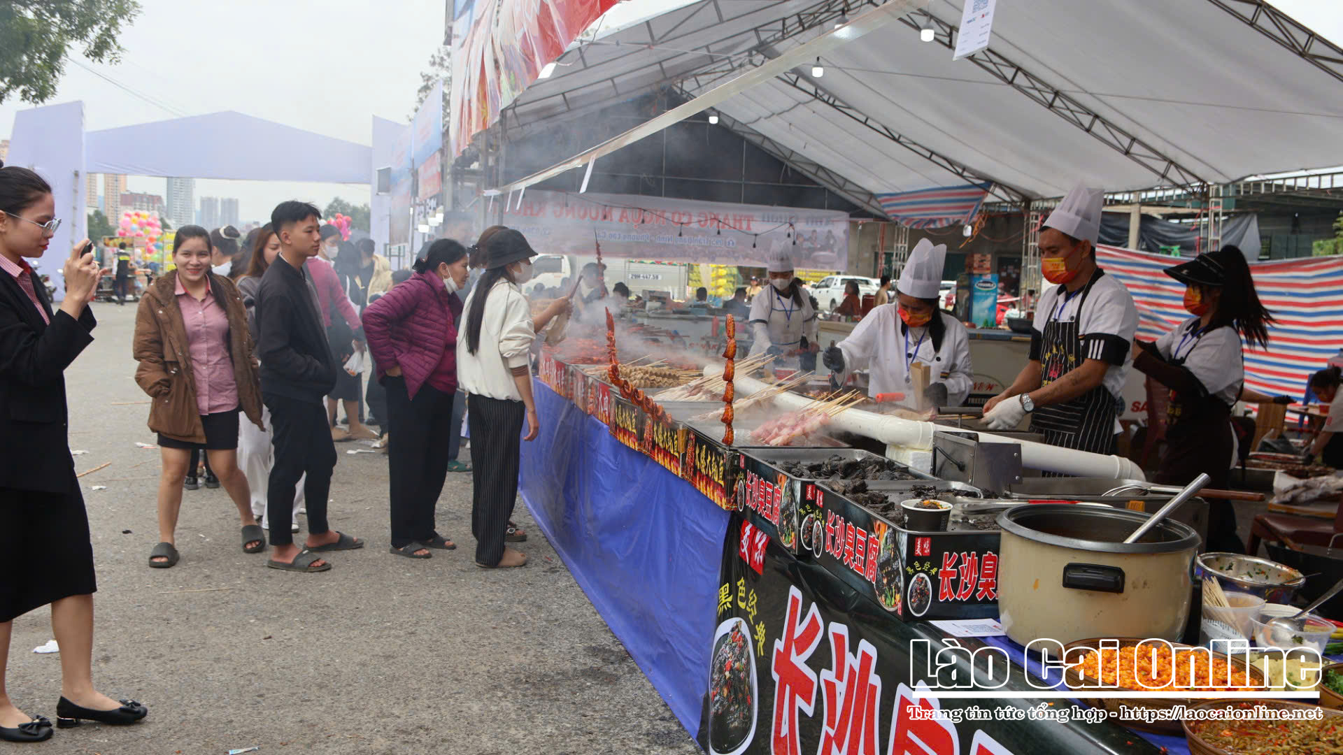 Có gì tại Hội chợ Thương mại Quốc tế Việt – Trung? 4 Khu vực ẩm thực Trung Hoa thu hút đông đảo du khách; lưu ý nếu muốn ghé thưởng thức, bạn nên mang theo tiền mặt. Ảnh Du Kỷ