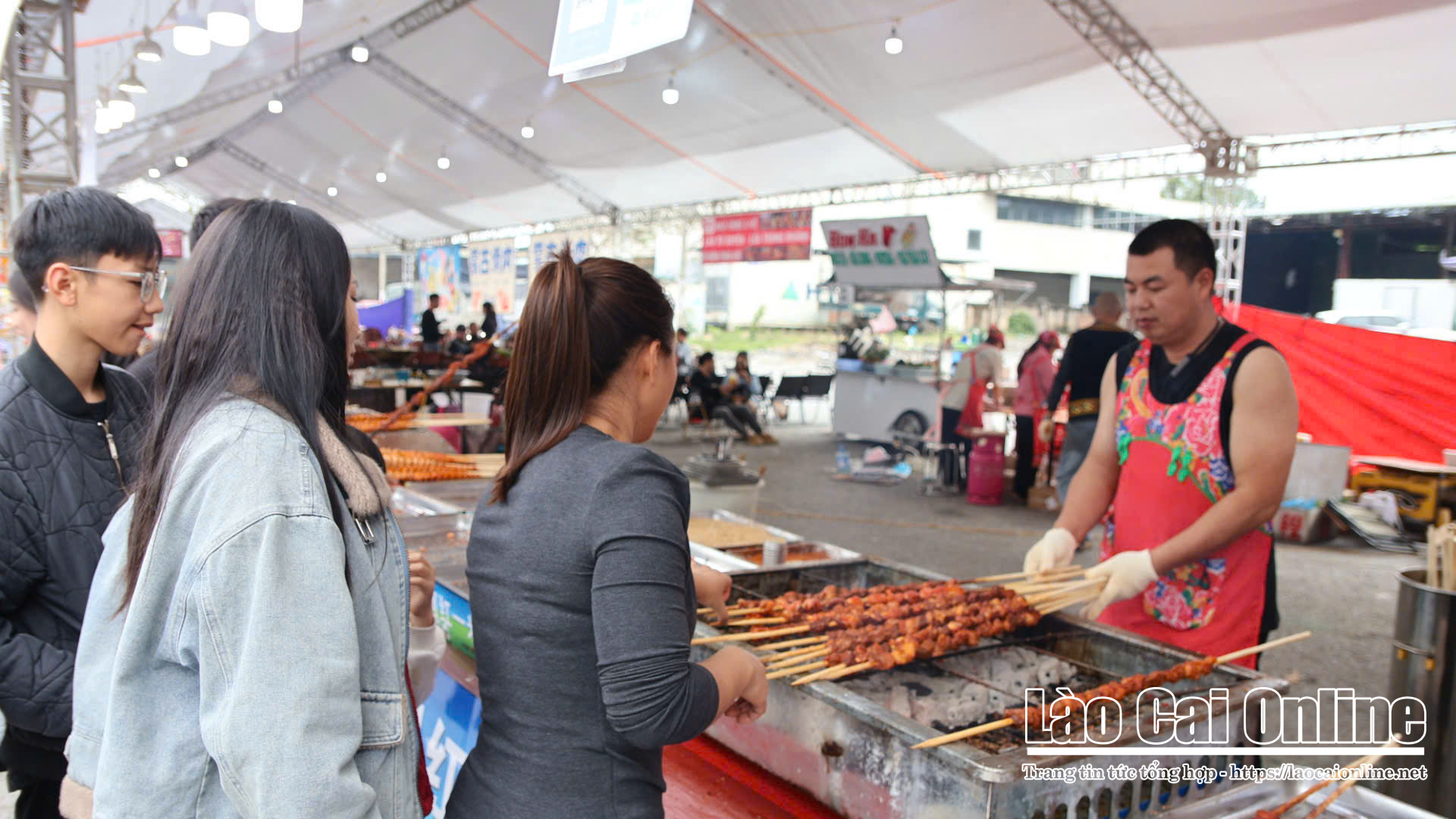 Có gì tại Hội chợ Thương mại Quốc tế Việt – Trung? 2 Khu vực ẩm thực Trung Quốc thu hút đông đảo giới trẻ Gen Z ghé thưởng thức. Ảnh Du Kỷ