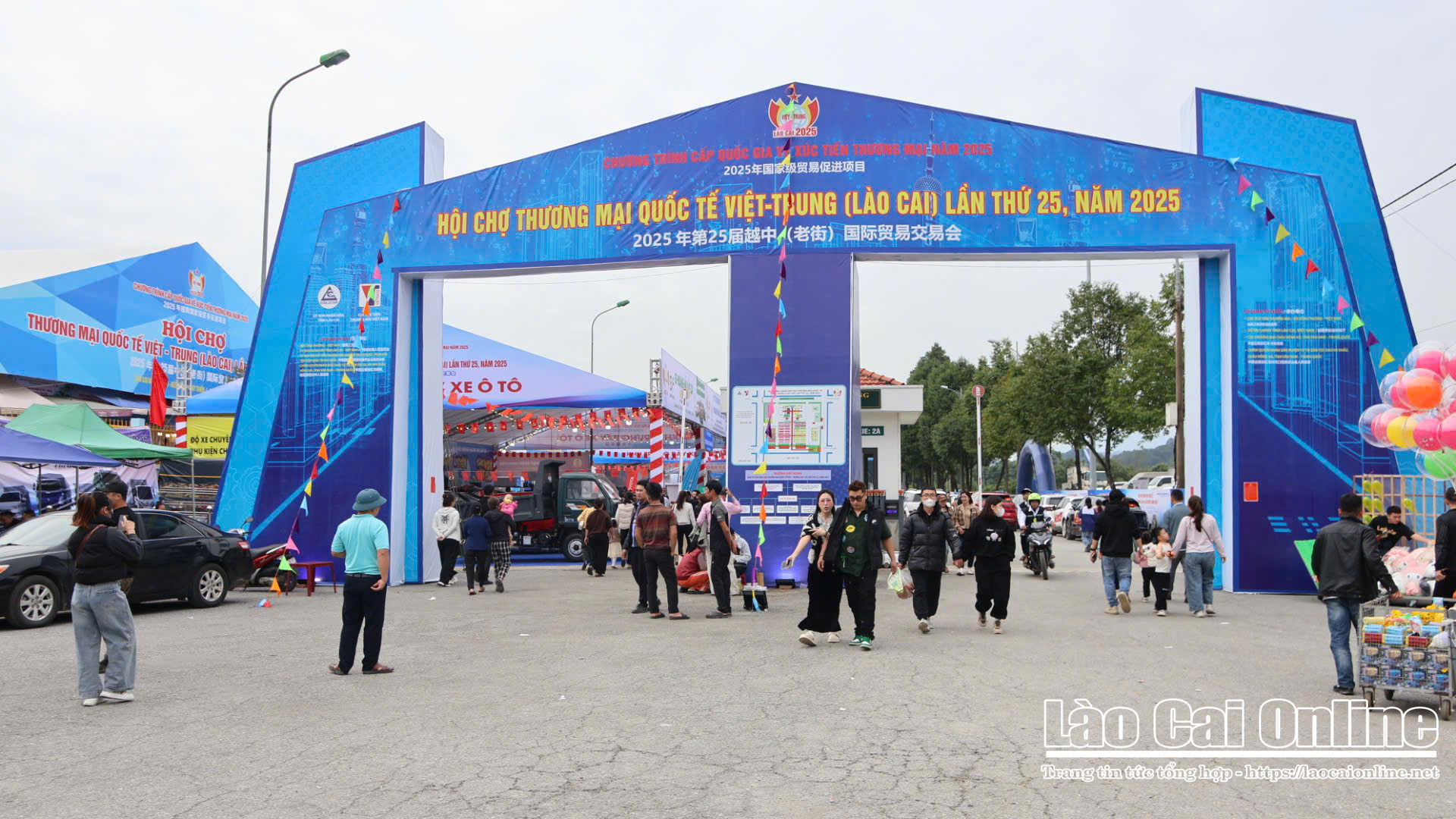 Có gì tại Hội chợ Thương mại Quốc tế Việt – Trung? 1 Ngay ngày đầu khai mạc, du khách từ nhiều nơi đổ về hội chợ, không khí tấp nập và nhộn nhịp . Ảnh Du Kỷ