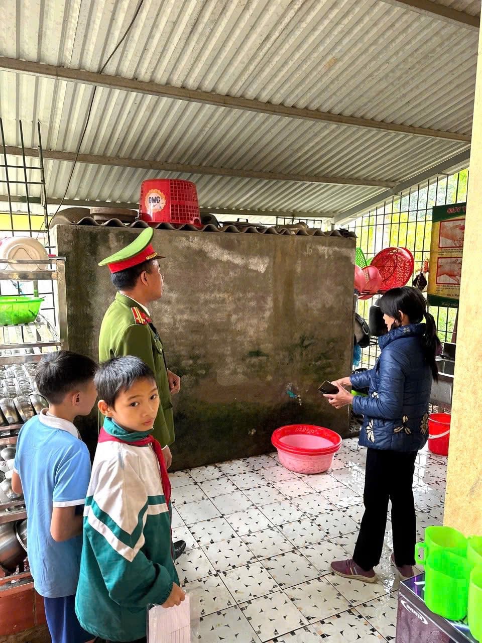 Lan tỏa yêu thương nơi non cao: Công an xã Văn Bàn khảo sát, thực hiện hai công trình thiết thực cho học sinh bán trú 4 17745F0E FA25 4F45 915C C2DB7F7FE66F