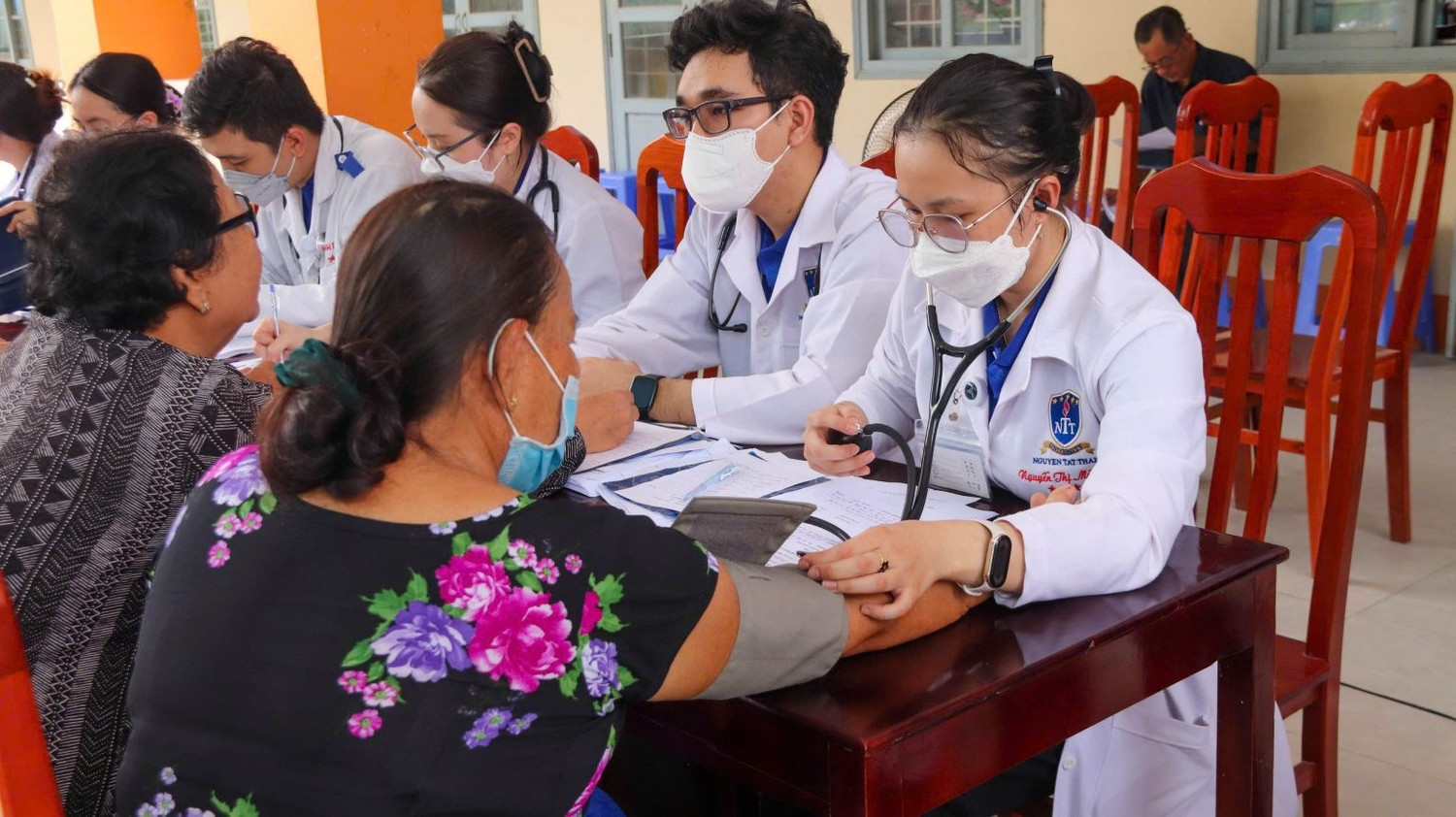 Sinh viên khối ngành Sức khỏe Trường Đại học Nguyễn Tất Thành hỗ trợ người dân thăm khám. Ảnh: NTTU siet-mo-nganh-y-luat-1.jpg