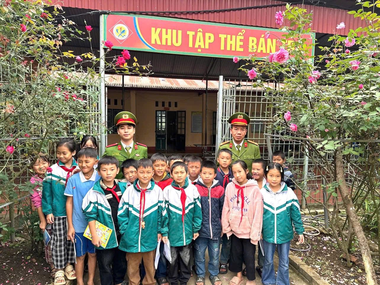 Lan tỏa yêu thương nơi non cao: Công an xã Văn Bàn khảo sát, thực hiện hai công trình thiết thực cho học sinh bán trú 1 2E30AB54 6836 4E6B 8AD0 36380ADC3BA9