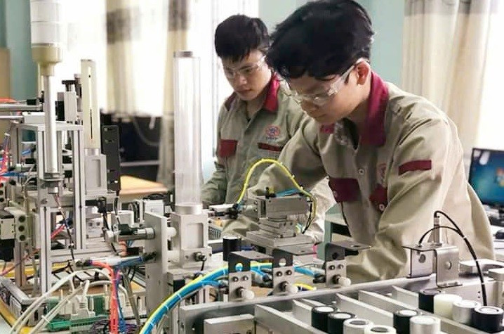 Đổi mới giáo dục nghề nghiệp: Đón cơ hội, vượt thách thức 1 Sinh viên Trường Cao đẳng Công nghệ cao Hà Nội.