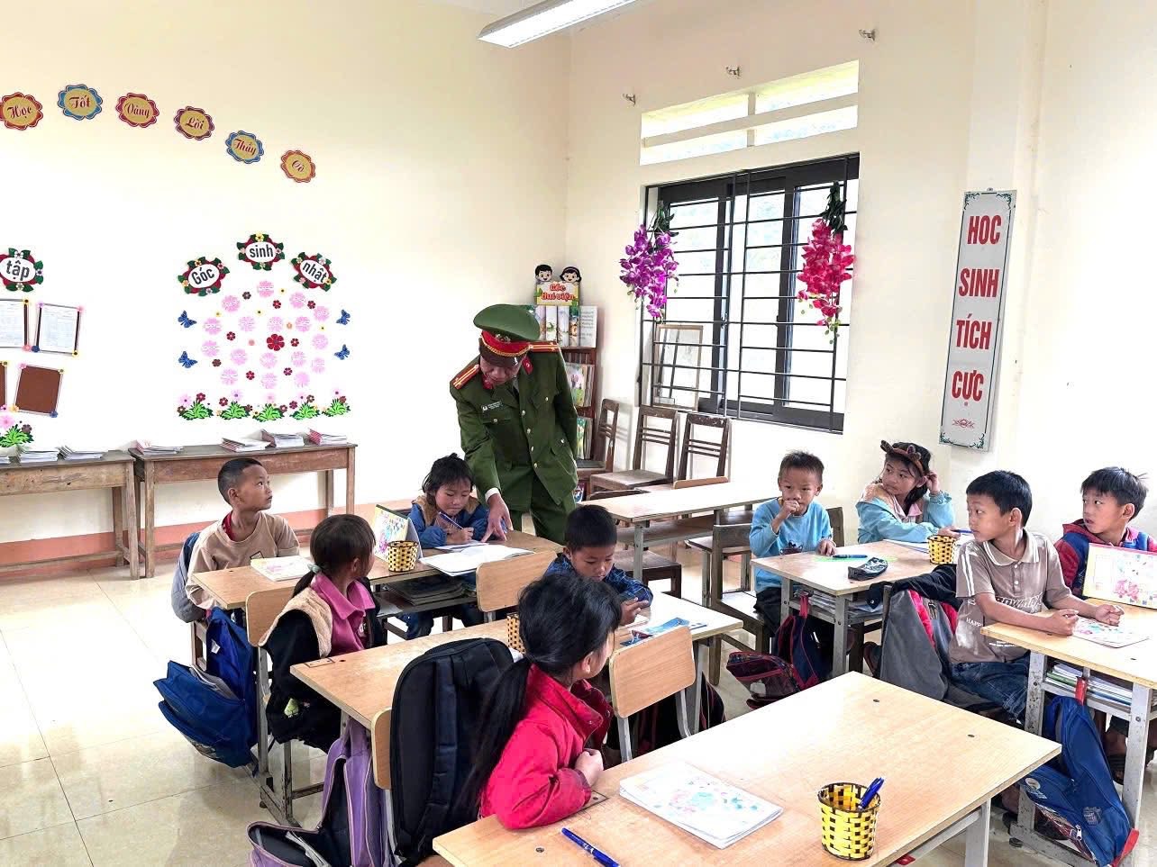 Lan tỏa yêu thương nơi non cao: Công an xã Văn Bàn khảo sát, thực hiện hai công trình thiết thực cho học sinh bán trú 9 42BE8E10 35ED 461F 80E8 D672B0F72335