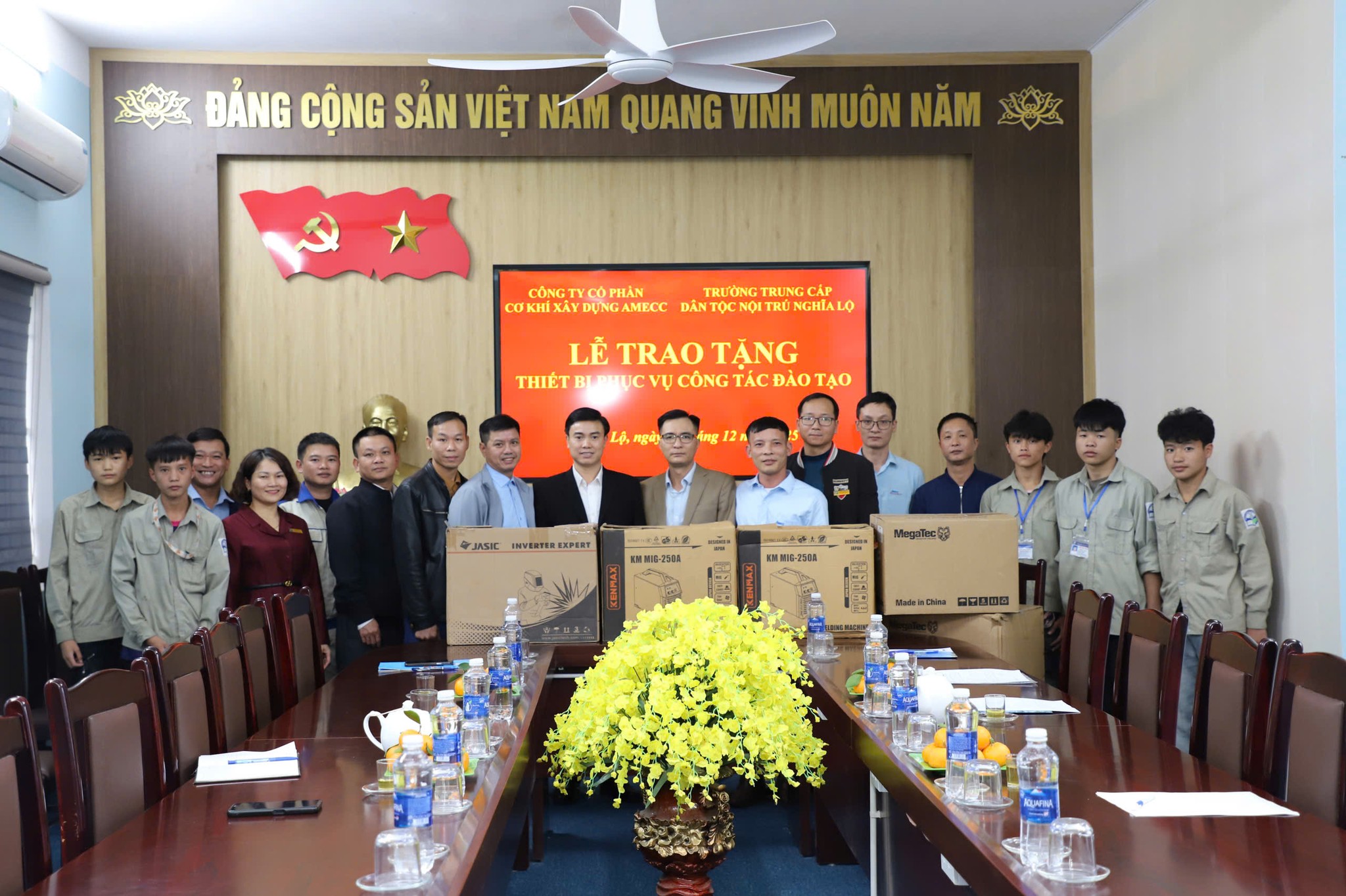 Doanh nghiệp tặng 5 máy hàn hiện đại, tiếp sức học sinh vùng cao Nghĩa Lộ làm chủ nghề cơ khí 7 590534633 800779326324080 3271485399496740848 n