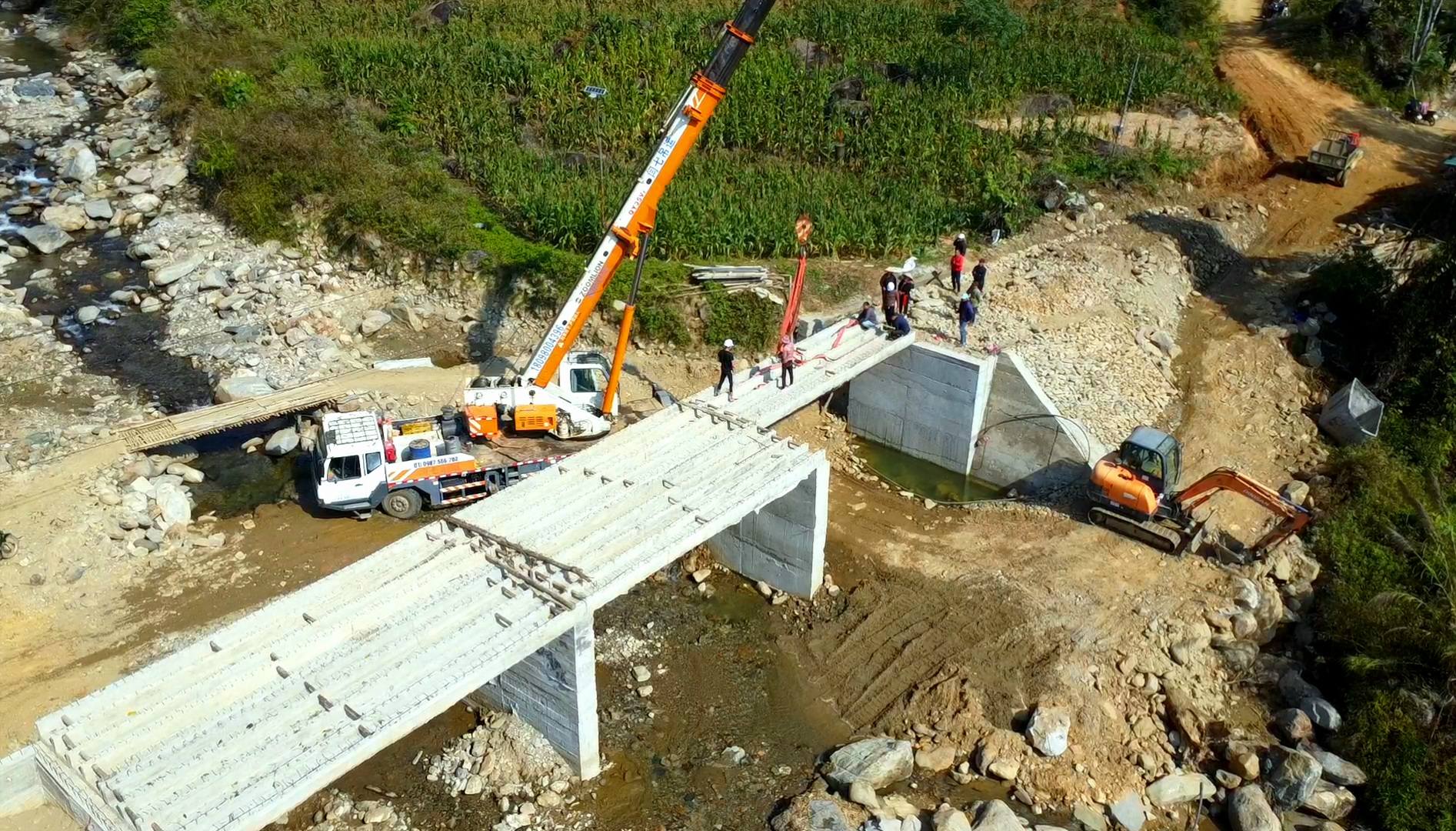 Sơn Lương (Lào Cai): Hợp long cầu Khe Trang, nối đôi bờ suối Sùng Đô – nối cả niềm vui của người dân vùng cao 6 591876355 1369865378263931 4277726537157015050 n