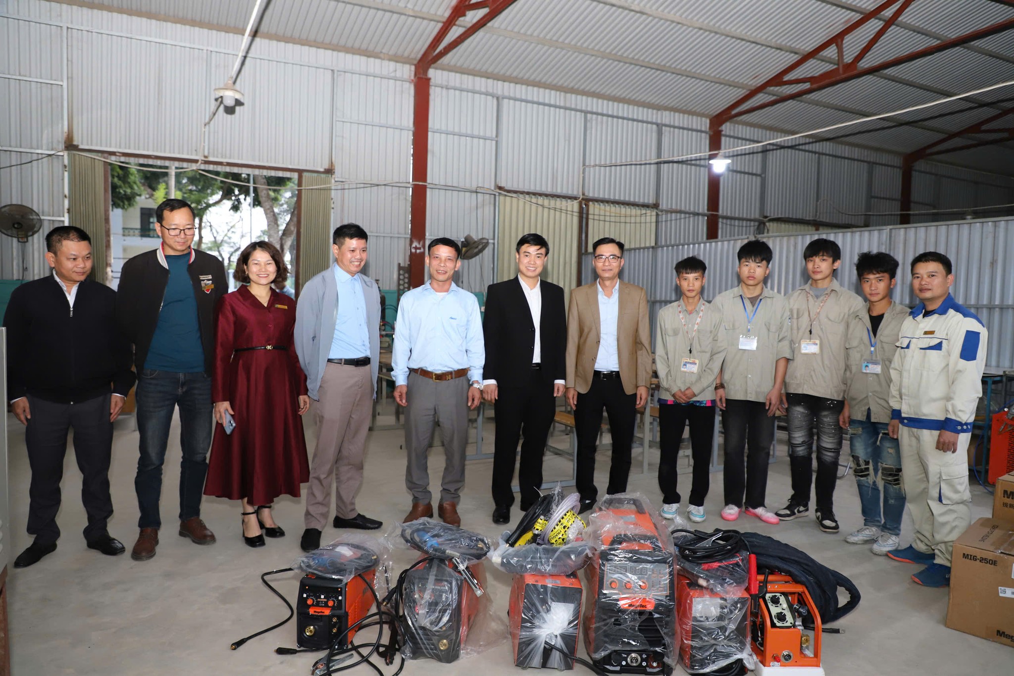 Doanh nghiệp tặng 5 máy hàn hiện đại, tiếp sức học sinh vùng cao Nghĩa Lộ làm chủ nghề cơ khí 9 592261898 800779546324058 3395331058873429804 n