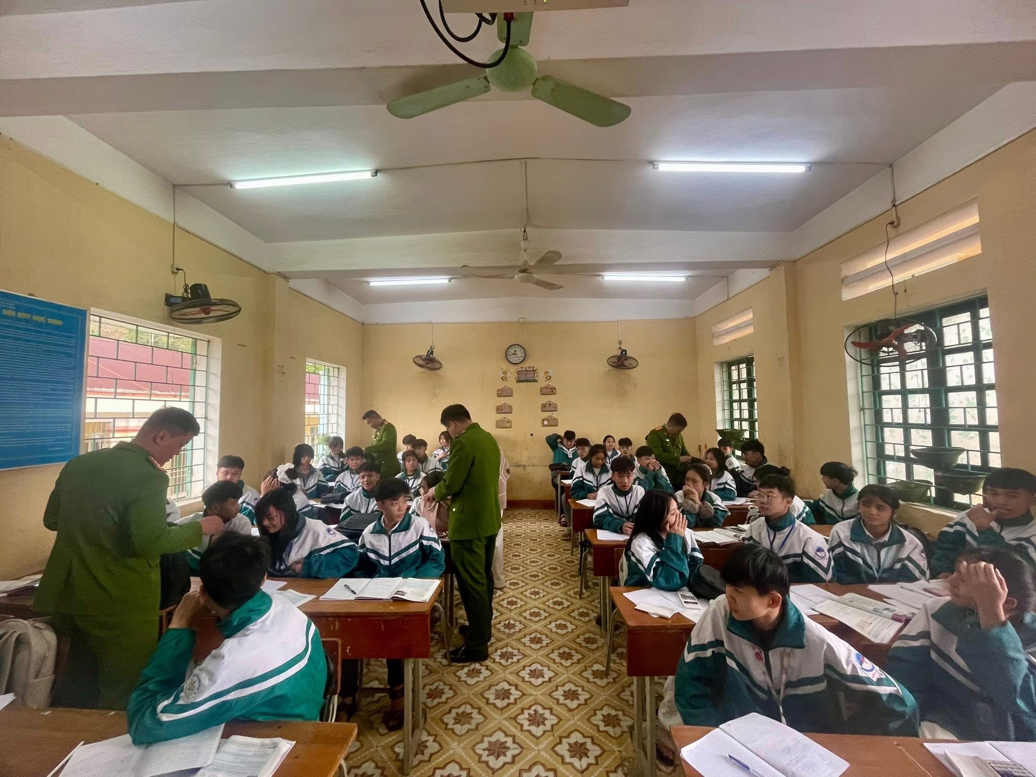 Tăng cường an ninh học đường dịp cuối năm: Công an xã Khánh Hòa kiểm tra đột xuất tại THPT Hồng Quang 4 592677670 1208997384670621 3241115051568446236 n