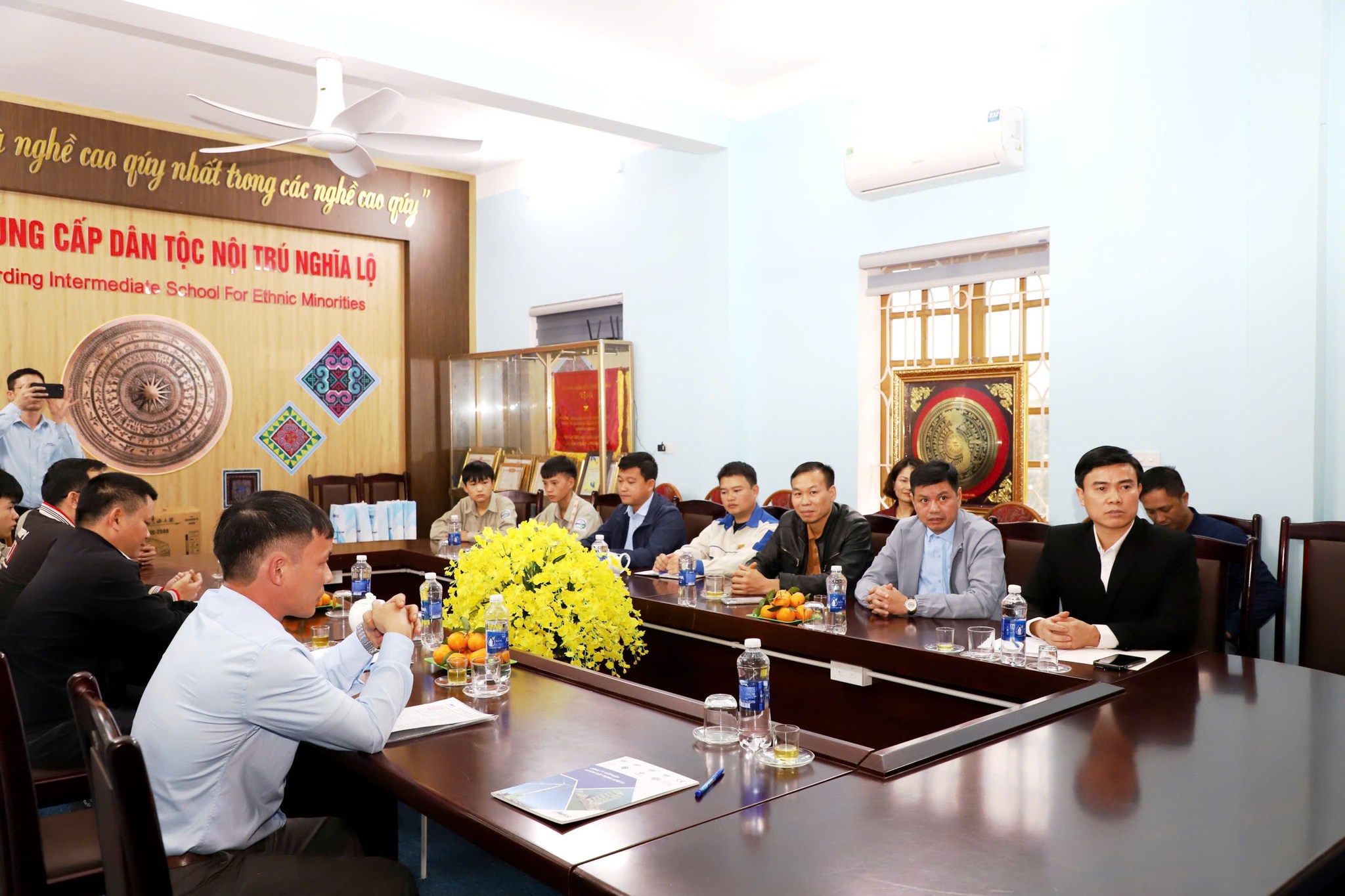 Doanh nghiệp tặng 5 máy hàn hiện đại, tiếp sức học sinh vùng cao Nghĩa Lộ làm chủ nghề cơ khí 3 592753083 800779069657439 1493405202903412321 n