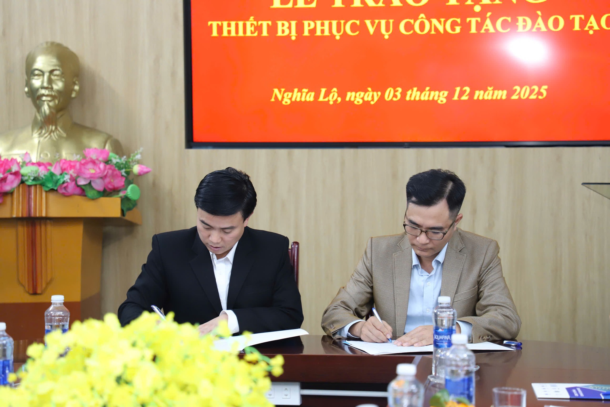 Doanh nghiệp tặng 5 máy hàn hiện đại, tiếp sức học sinh vùng cao Nghĩa Lộ làm chủ nghề cơ khí 4 593545753 800779232990756 1354508551898946226 n