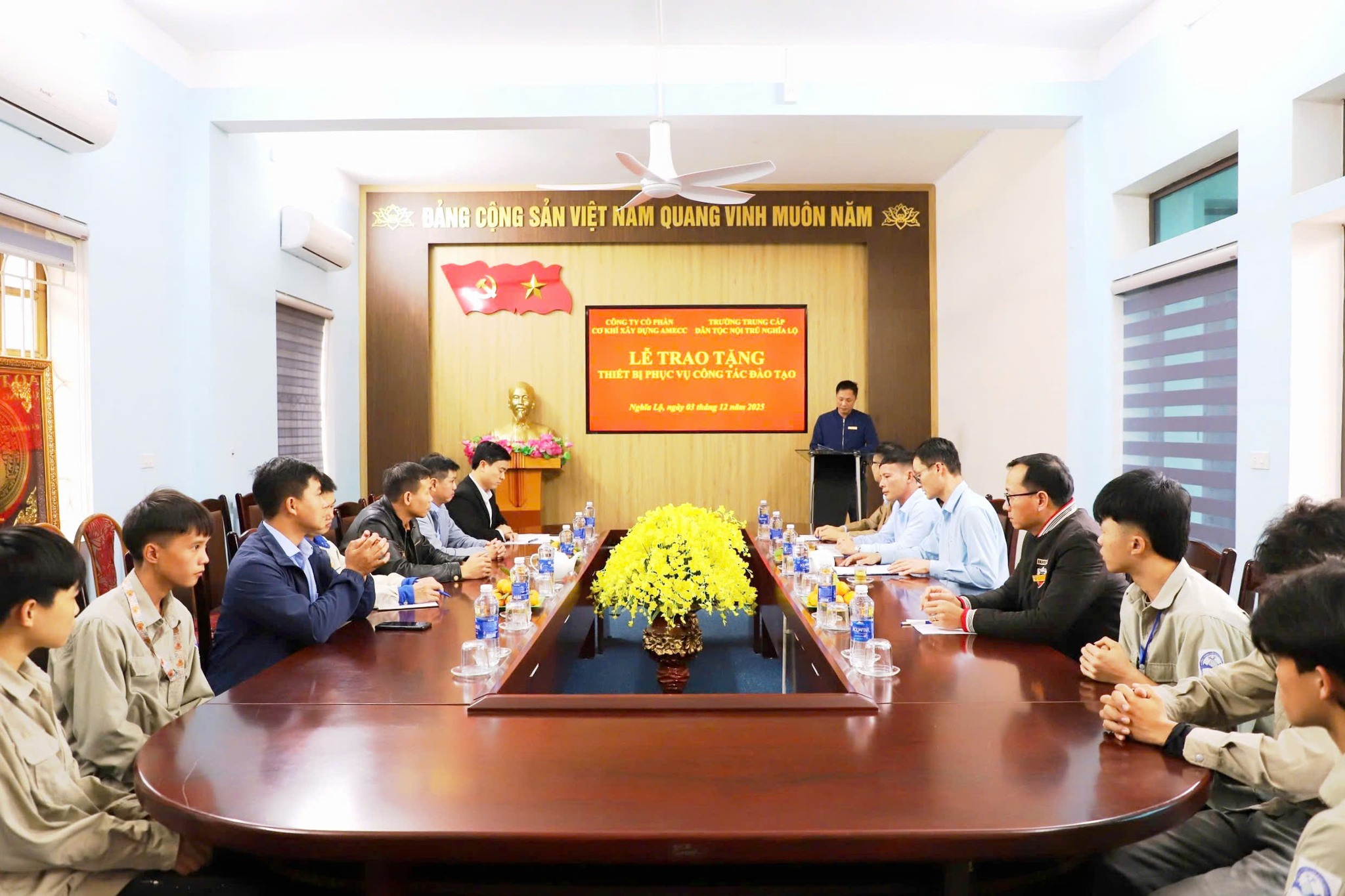 Doanh nghiệp tặng 5 máy hàn hiện đại, tiếp sức học sinh vùng cao Nghĩa Lộ làm chủ nghề cơ khí 1 593605622 800778592990820 3692226663672437875 n