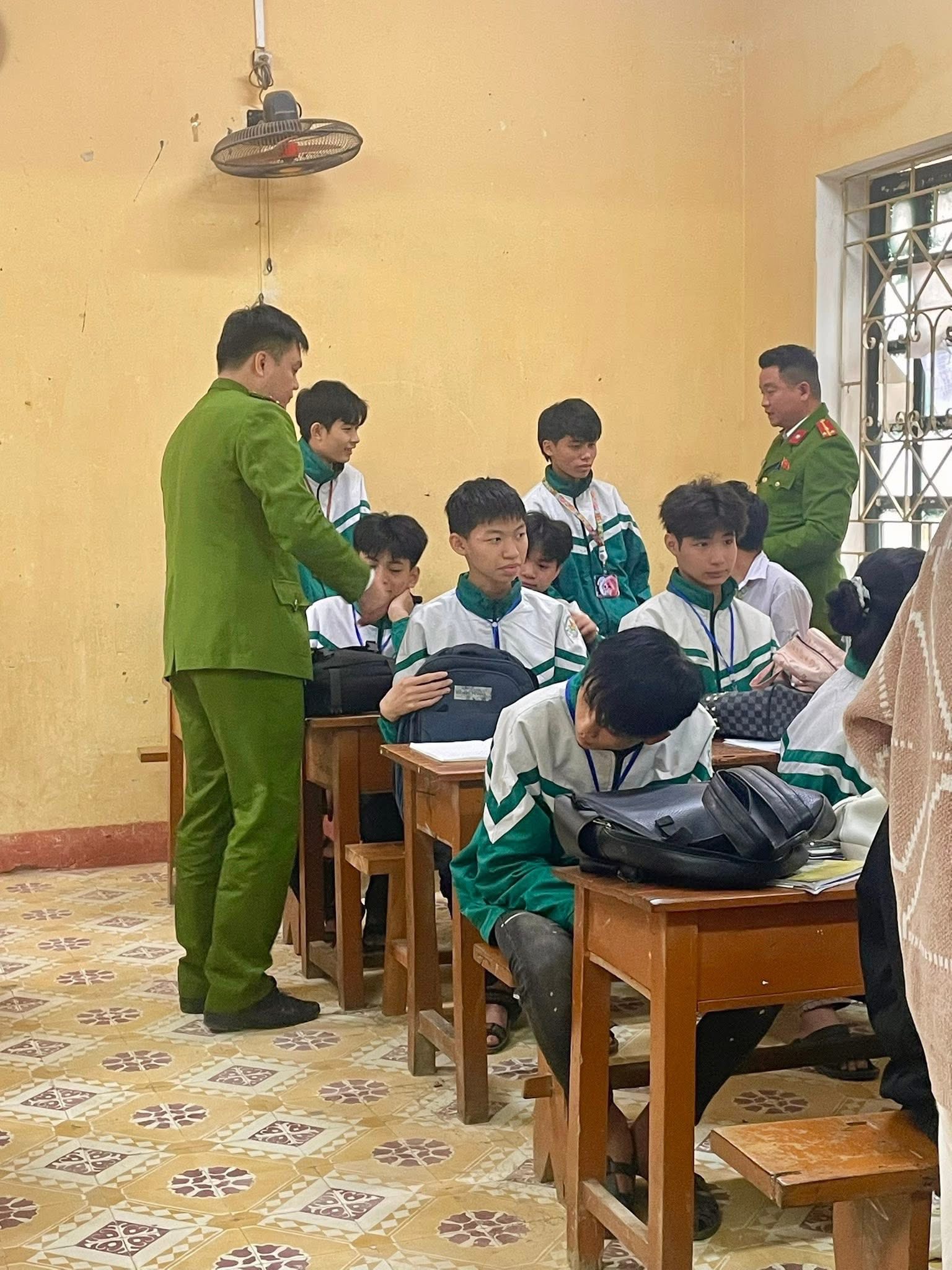 Tăng cường an ninh học đường dịp cuối năm: Công an xã Khánh Hòa kiểm tra đột xuất tại THPT Hồng Quang 6 593738588 1208997454670614 6014959705507527741 n