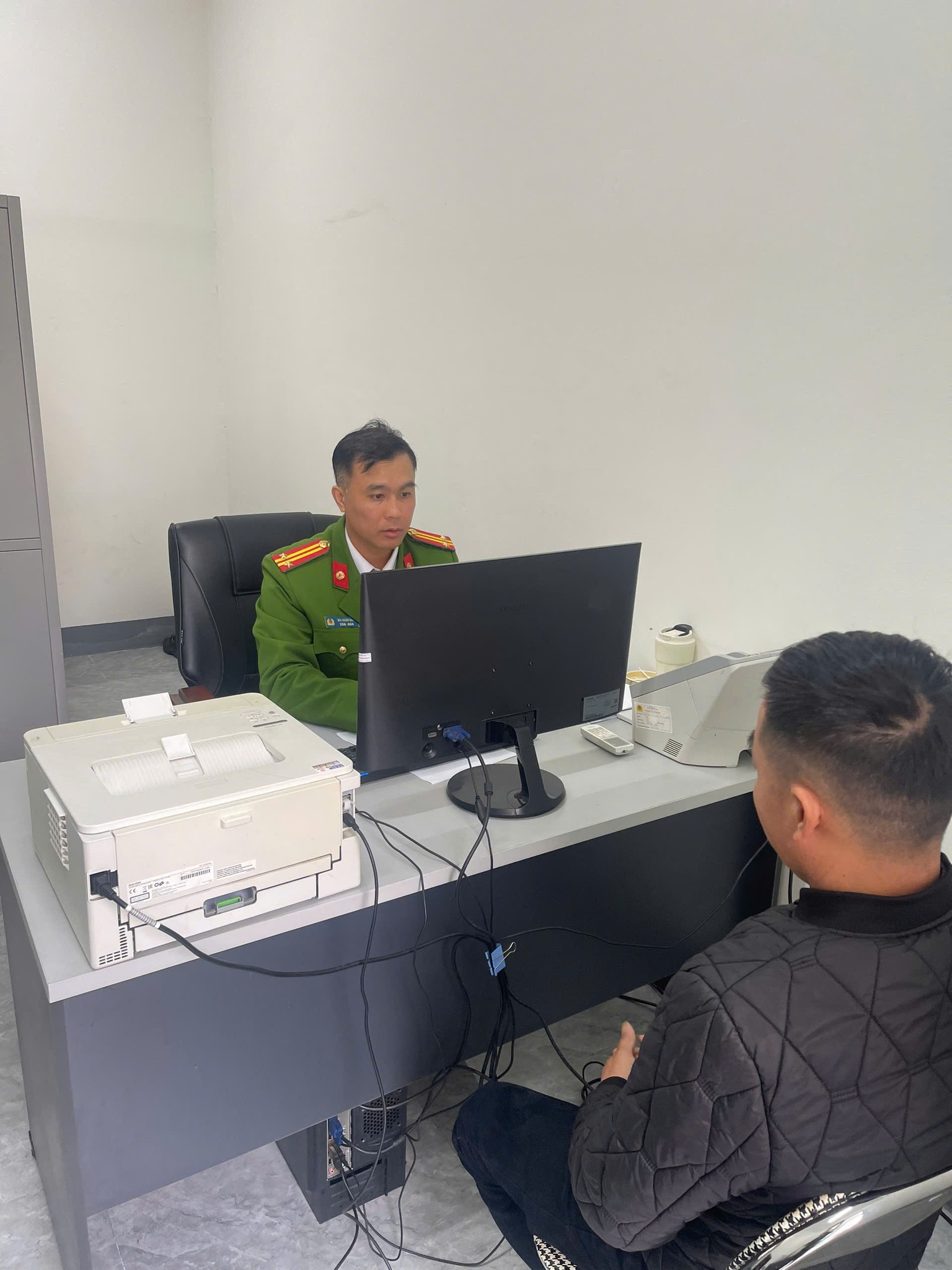 Công an phường Cam Đường xử phạt trường hợp chia sẻ thông tin sai sự thật trên mạng xã hội 1 594074574 122149162826931812 2235799512060645139 n