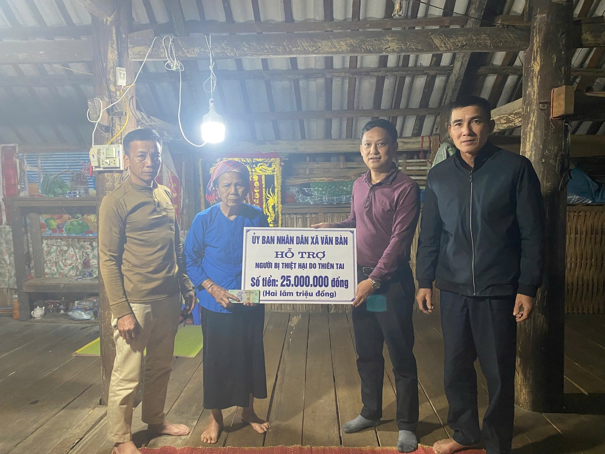 Văn Bàn trao hỗ trợ cho hộ dân bị thiệt hại do bão số 10: Sẻ chia để dựng lại cuộc sống sau thiên tai 5 594077816 122270969042073758 1175872799191147020 n