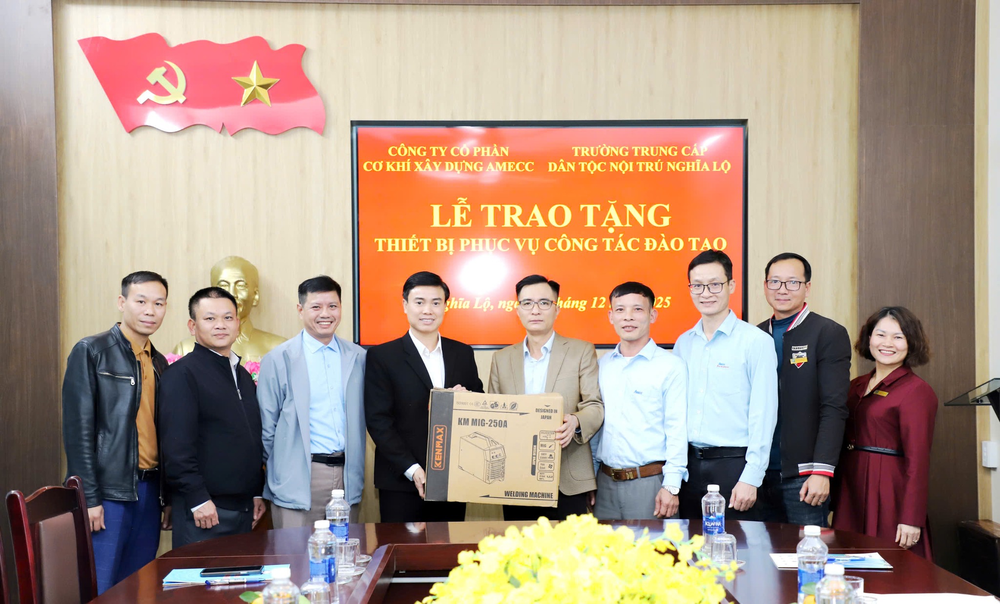 Doanh nghiệp tặng 5 máy hàn hiện đại, tiếp sức học sinh vùng cao Nghĩa Lộ làm chủ nghề cơ khí 6 594415093 800779426324070 266956883111040791 n