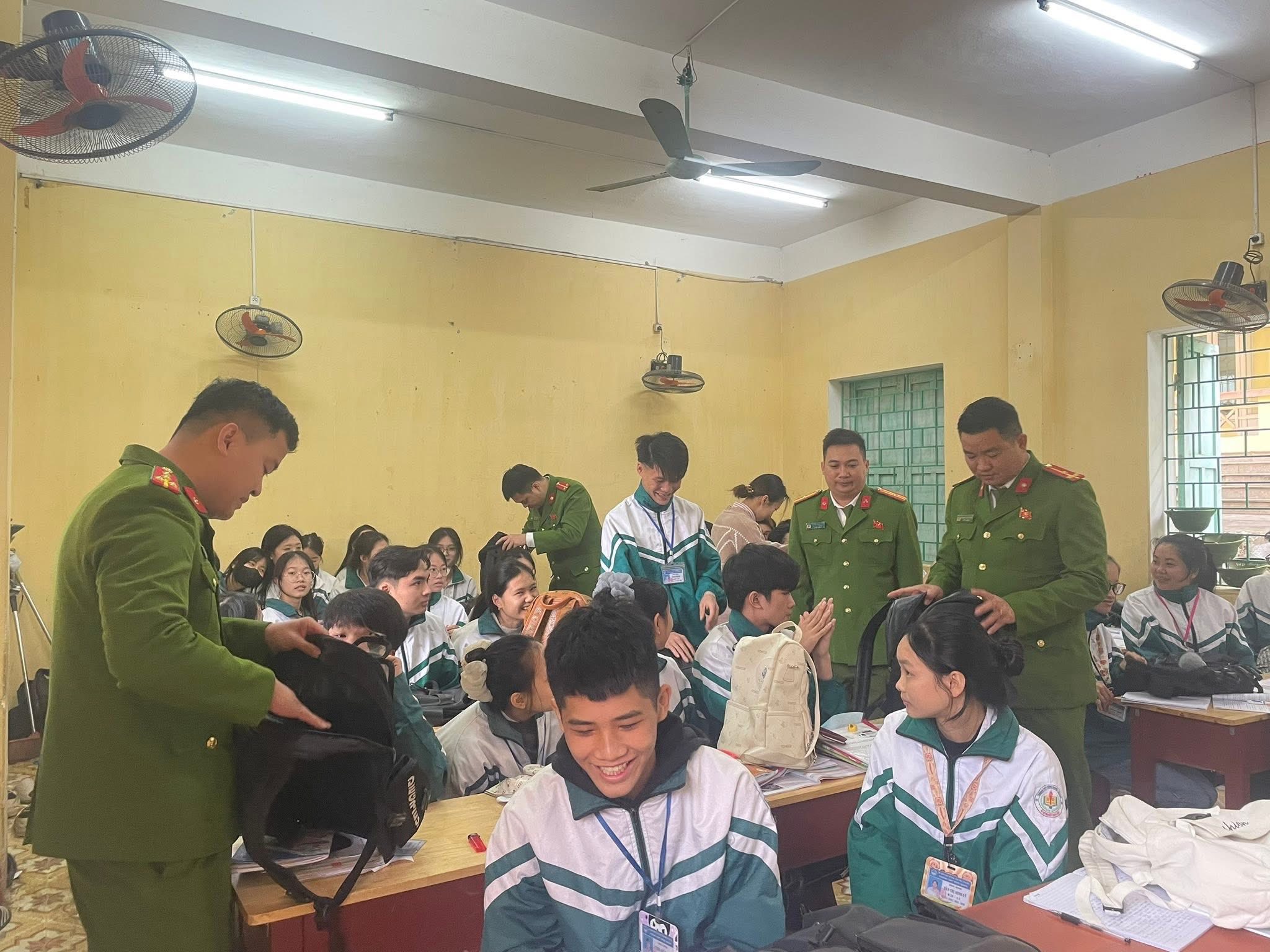 Tăng cường an ninh học đường dịp cuối năm: Công an xã Khánh Hòa kiểm tra đột xuất tại THPT Hồng Quang 1 594962280 1208997491337277 5695052778013435920 n