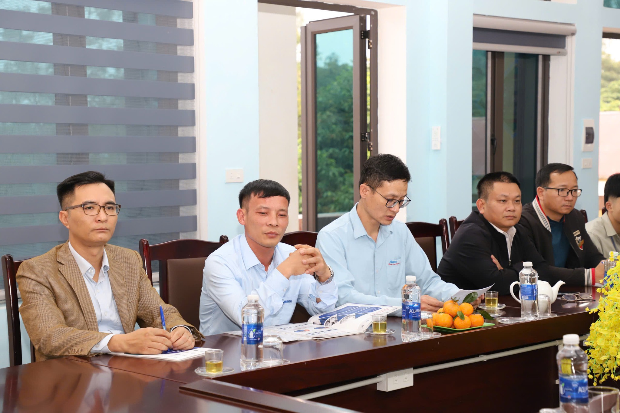 Doanh nghiệp tặng 5 máy hàn hiện đại, tiếp sức học sinh vùng cao Nghĩa Lộ làm chủ nghề cơ khí 2 594999703 800778662990813 2996747612115462729 n