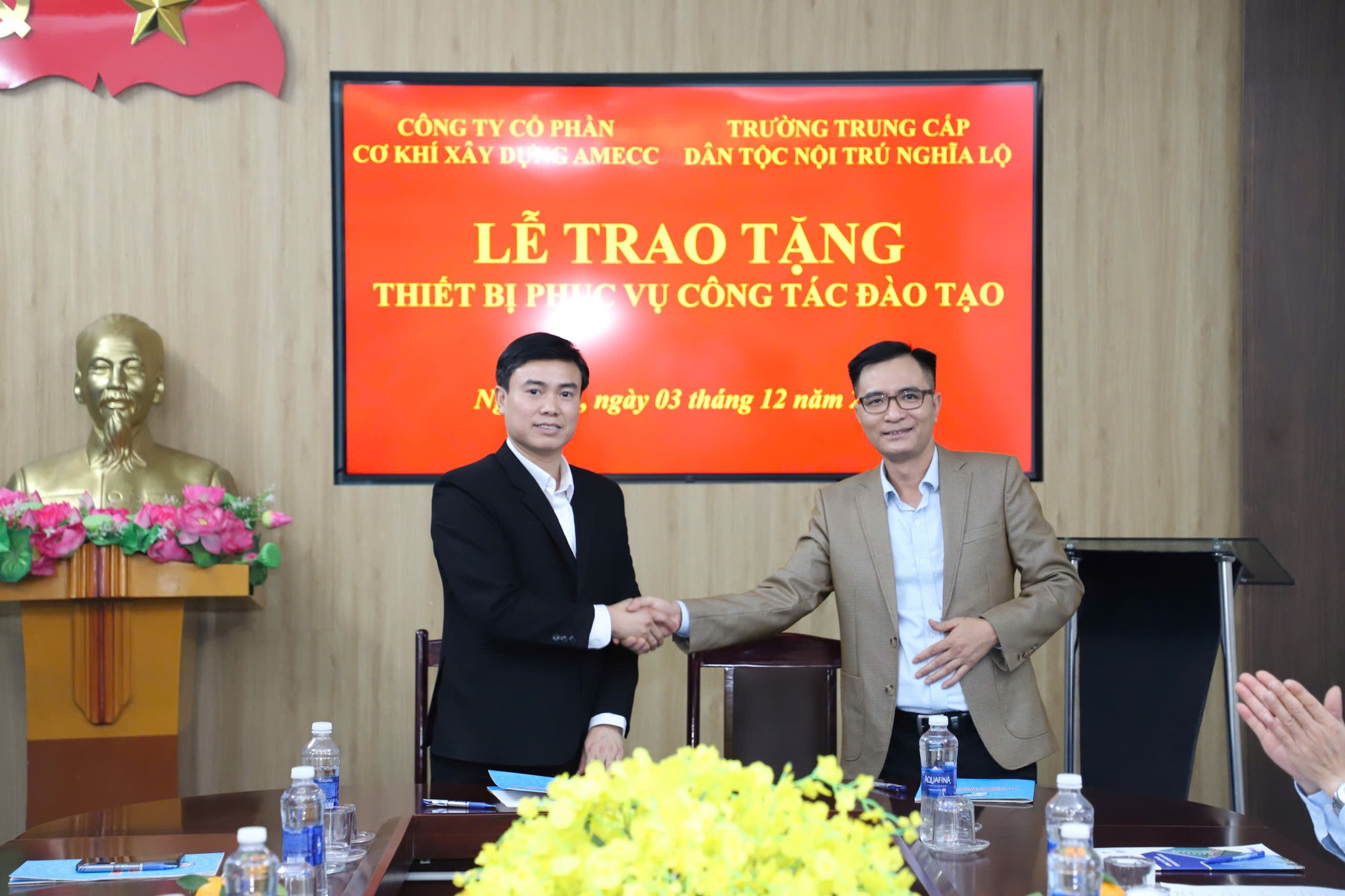 Doanh nghiệp tặng 5 máy hàn hiện đại, tiếp sức học sinh vùng cao Nghĩa Lộ làm chủ nghề cơ khí 5 595004879 800779239657422 7913458317904624704 n