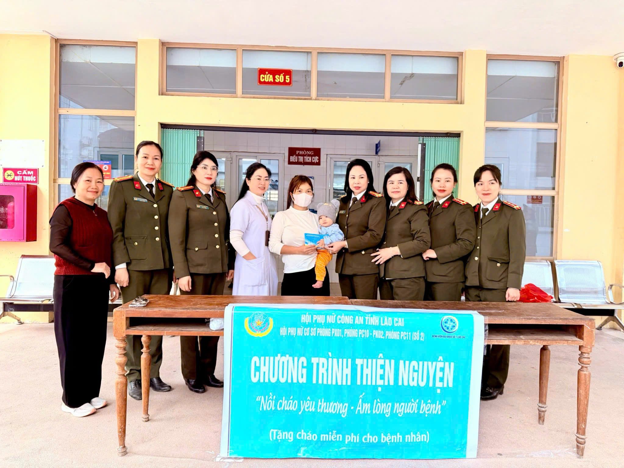 “Nồi cháo yêu thương” của nữ chiến sĩ Công an Lào Cai sưởi ấm người bệnh mùa cuối năm 9 595006707 1181045770886398 8961494345462826583 n