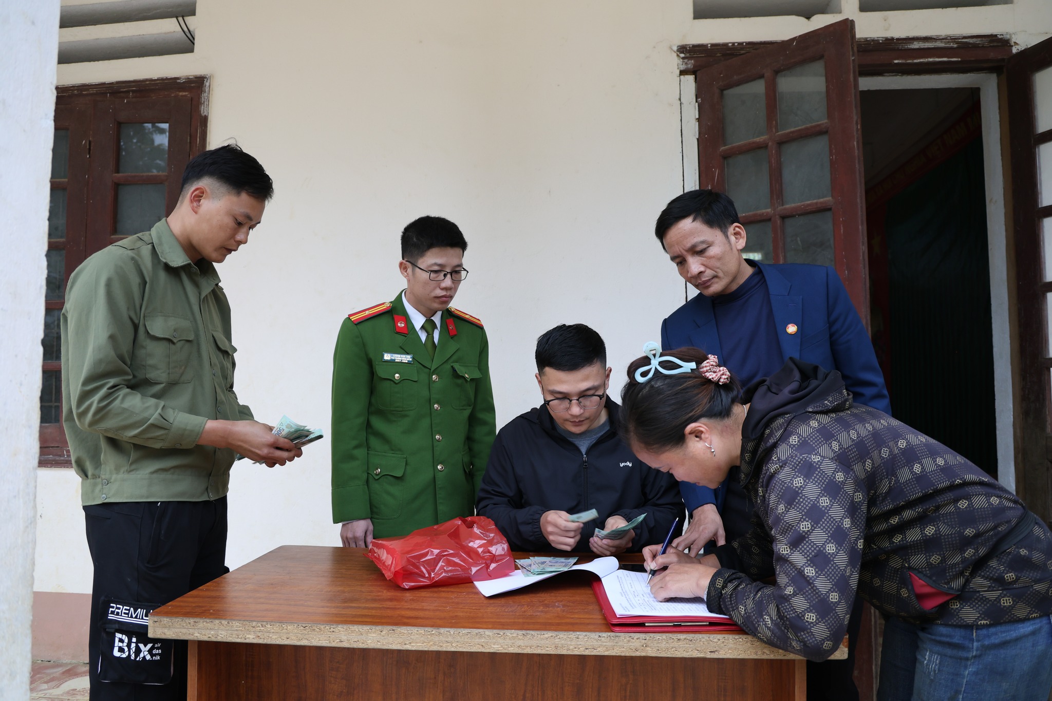 Văn Bàn trao hỗ trợ cho hộ dân bị thiệt hại do bão số 10: Sẻ chia để dựng lại cuộc sống sau thiên tai 3 595039846 122270969096073758 8893404095753056961 n