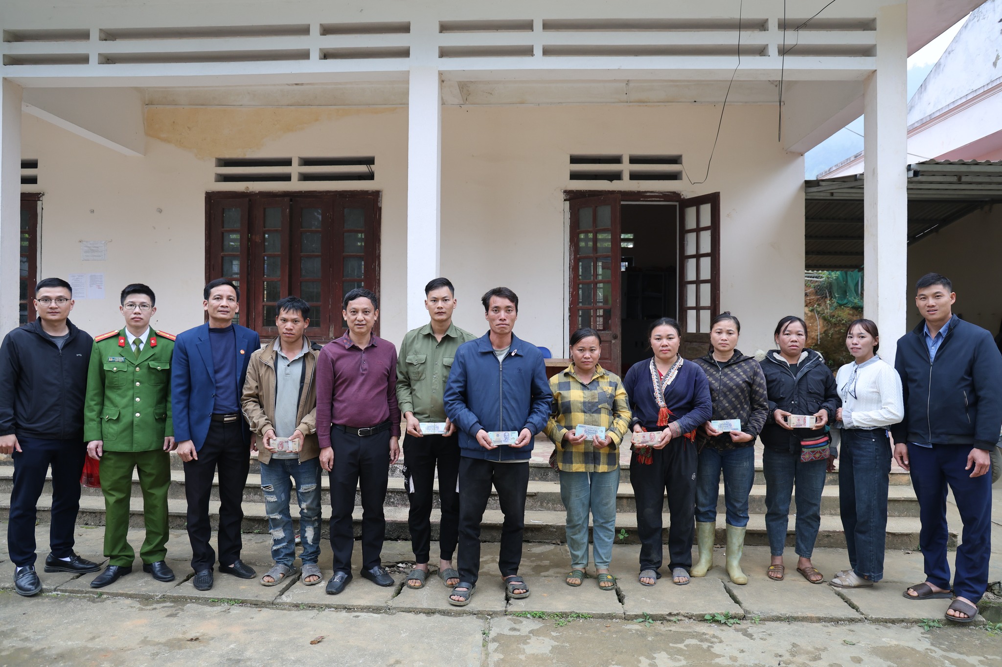 Văn Bàn trao hỗ trợ cho hộ dân bị thiệt hại do bão số 10: Sẻ chia để dựng lại cuộc sống sau thiên tai 1 595071522 122270969204073758 7194814590214475550 n