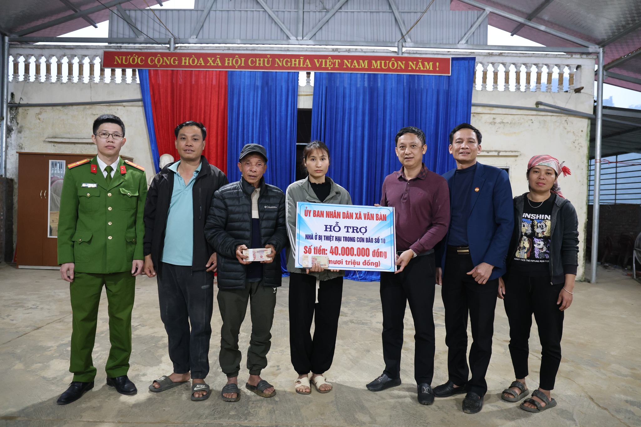 Văn Bàn trao hỗ trợ cho hộ dân bị thiệt hại do bão số 10: Sẻ chia để dựng lại cuộc sống sau thiên tai 4 595152154 122270969210073758 4746661530505394733 n