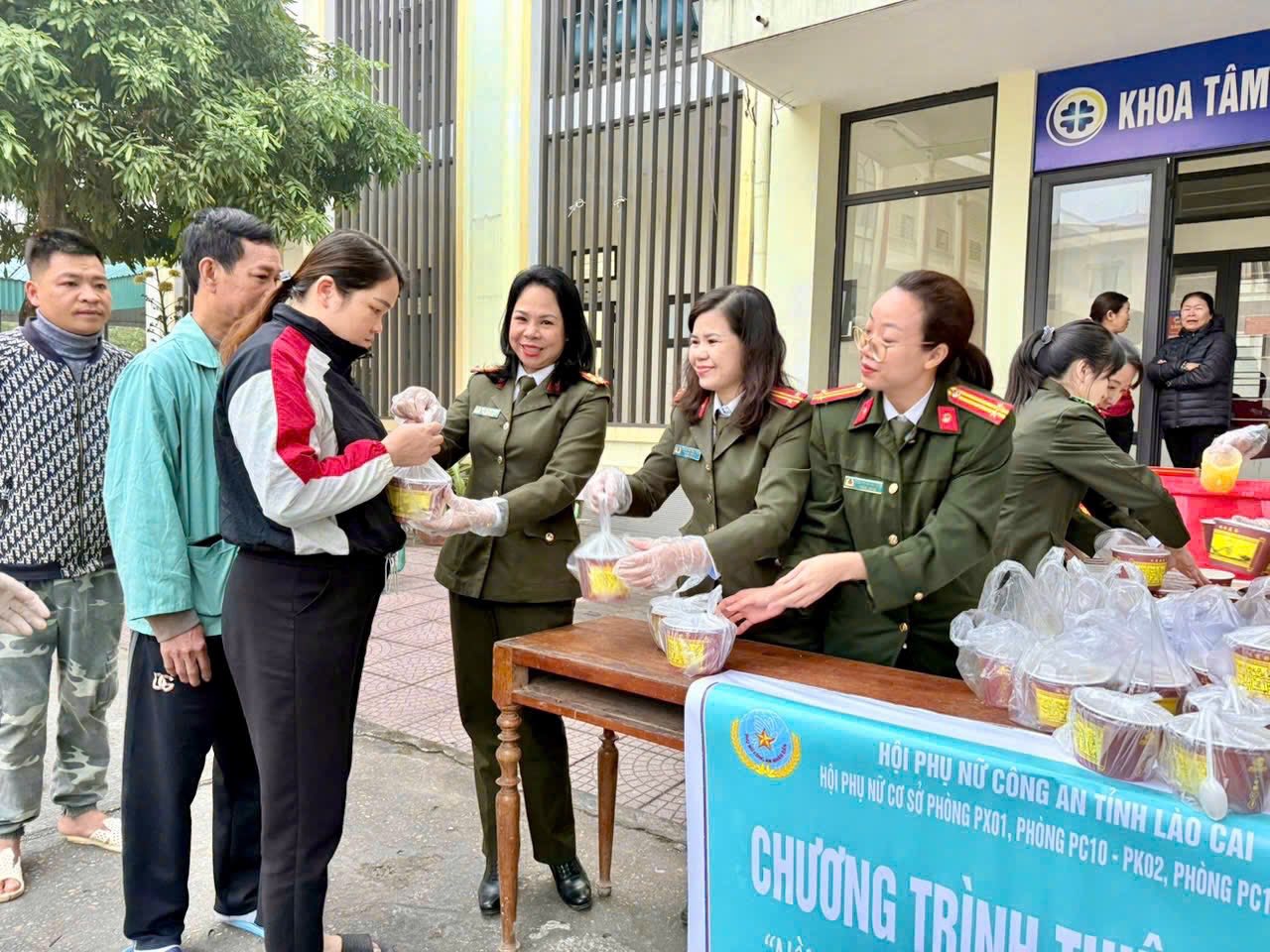 “Nồi cháo yêu thương” của nữ chiến sĩ Công an Lào Cai sưởi ấm người bệnh mùa cuối năm 2 595442095 1181045784219730 2460271992572447918 n 1