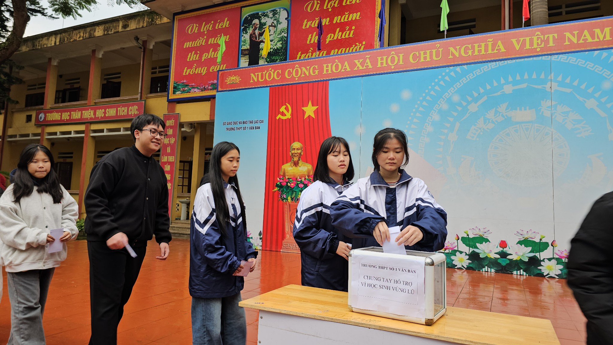 Tấm lòng từ mái trường vùng cao huớng về miền Trung ruột thịt 3 595499988 1167578882188977 3574947770326534227 n