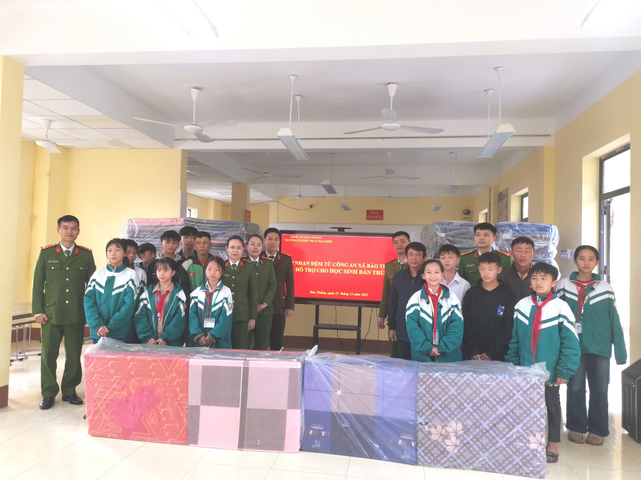 Những chiếc đệm ấm giữa mùa đông: Công an xã Bảo Thắng sẻ chia cùng học sinh bán trú Thái Niên 2 595923482 795343966898210 4500044125864262660 n